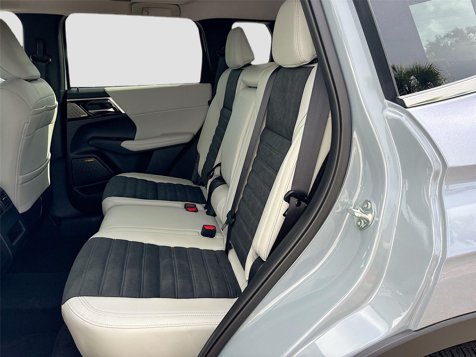 2026 Mitsubishi Outlander SE