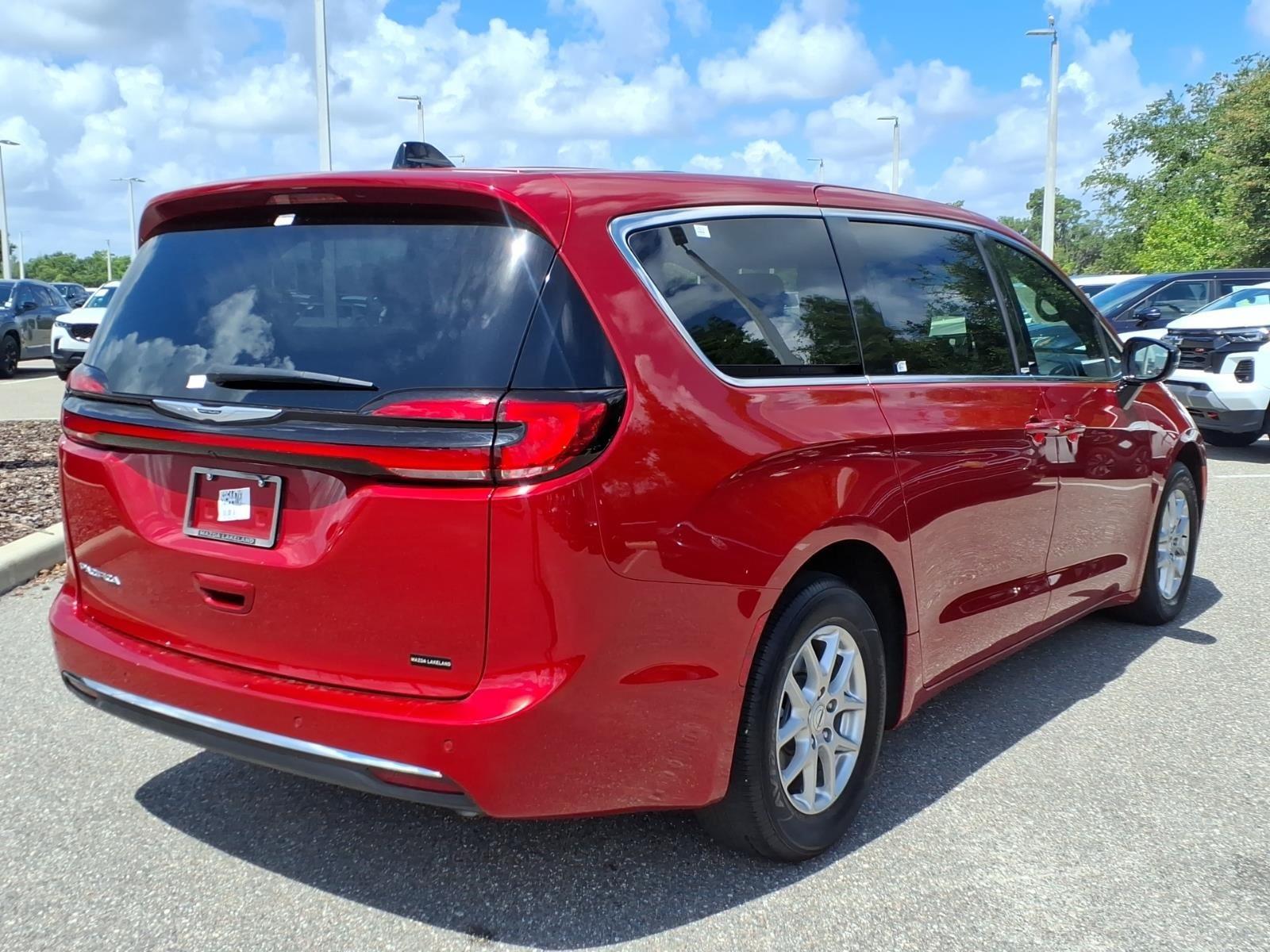 2025 Chrysler Pacifica Select