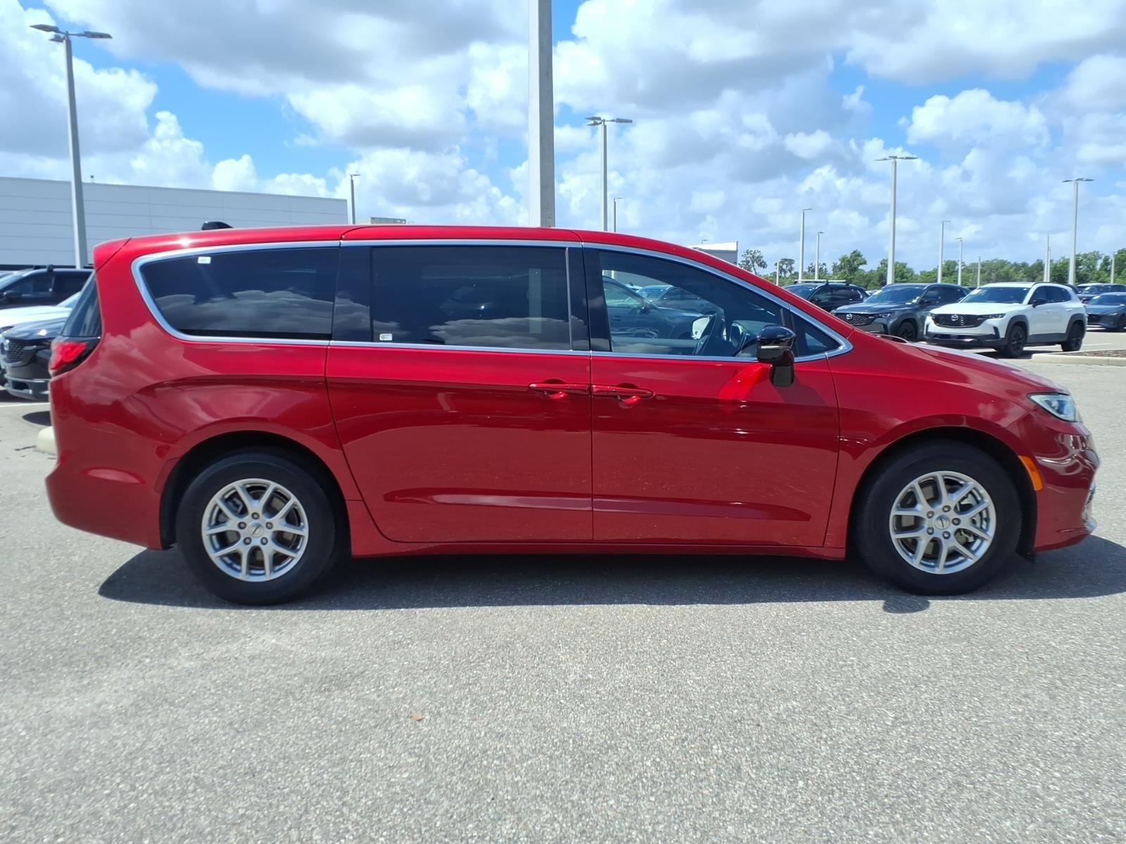 2025 Chrysler Pacifica Select