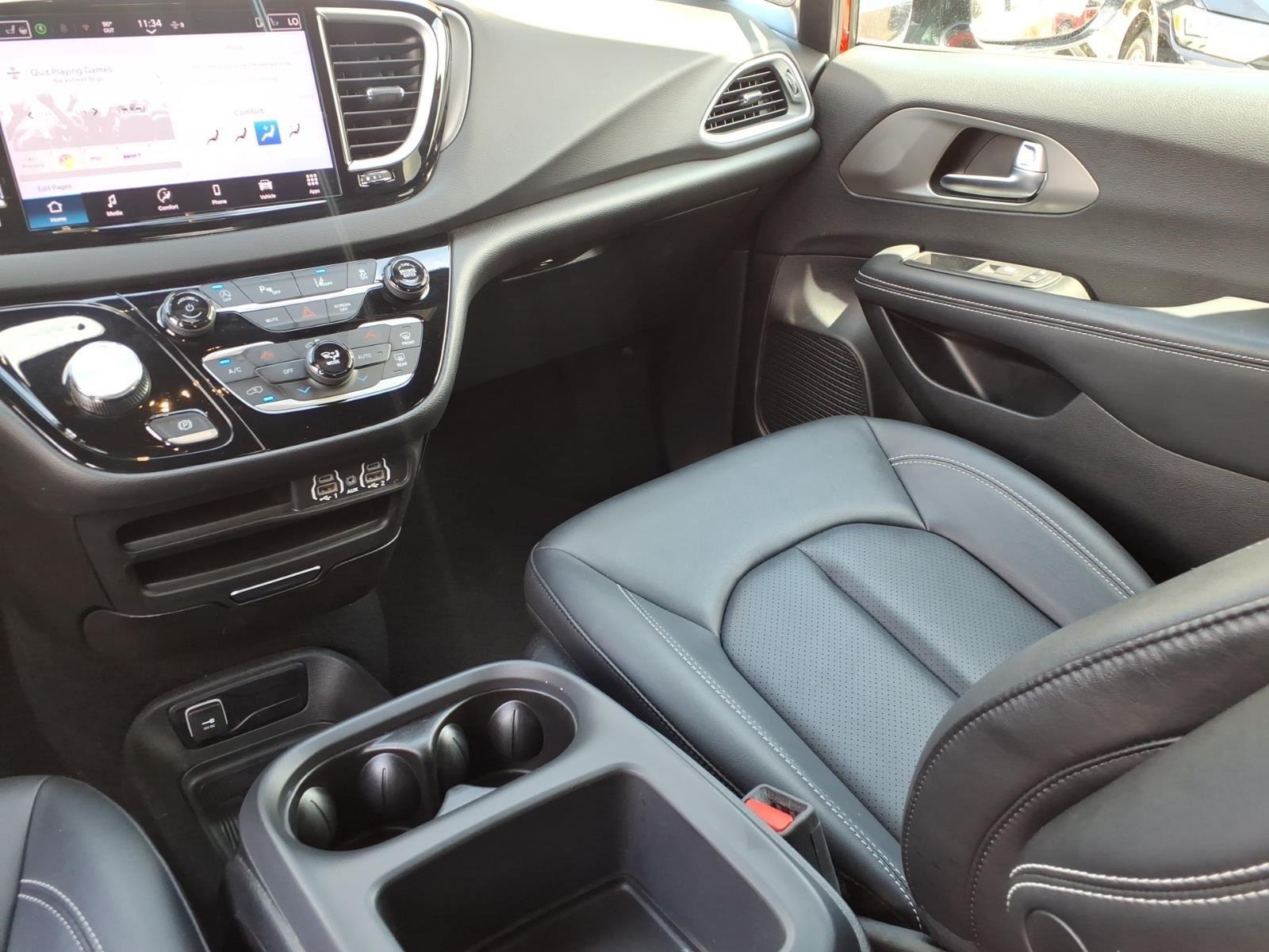 2025 Chrysler Pacifica Select
