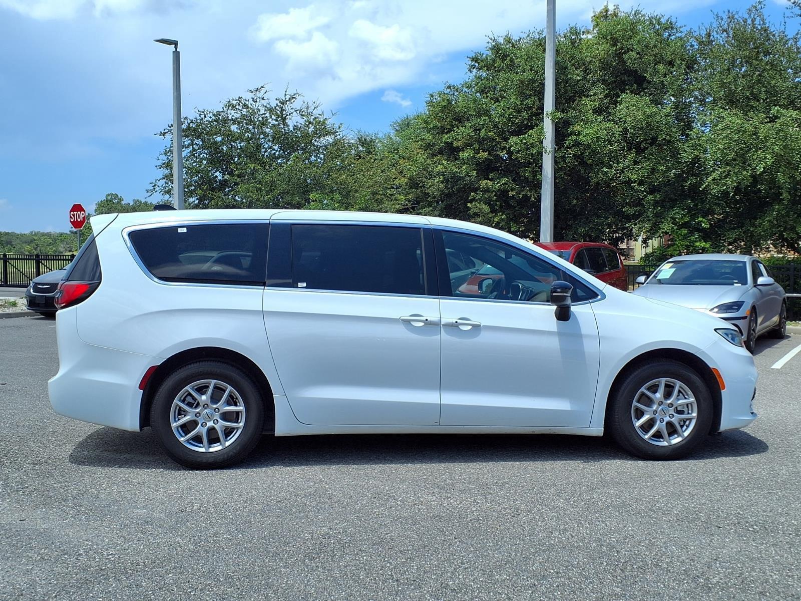 2025 Chrysler Pacifica Select
