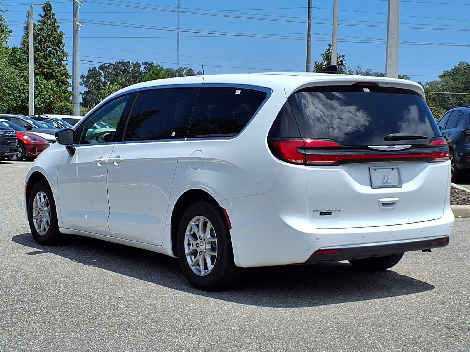 2025 Chrysler Pacifica Select