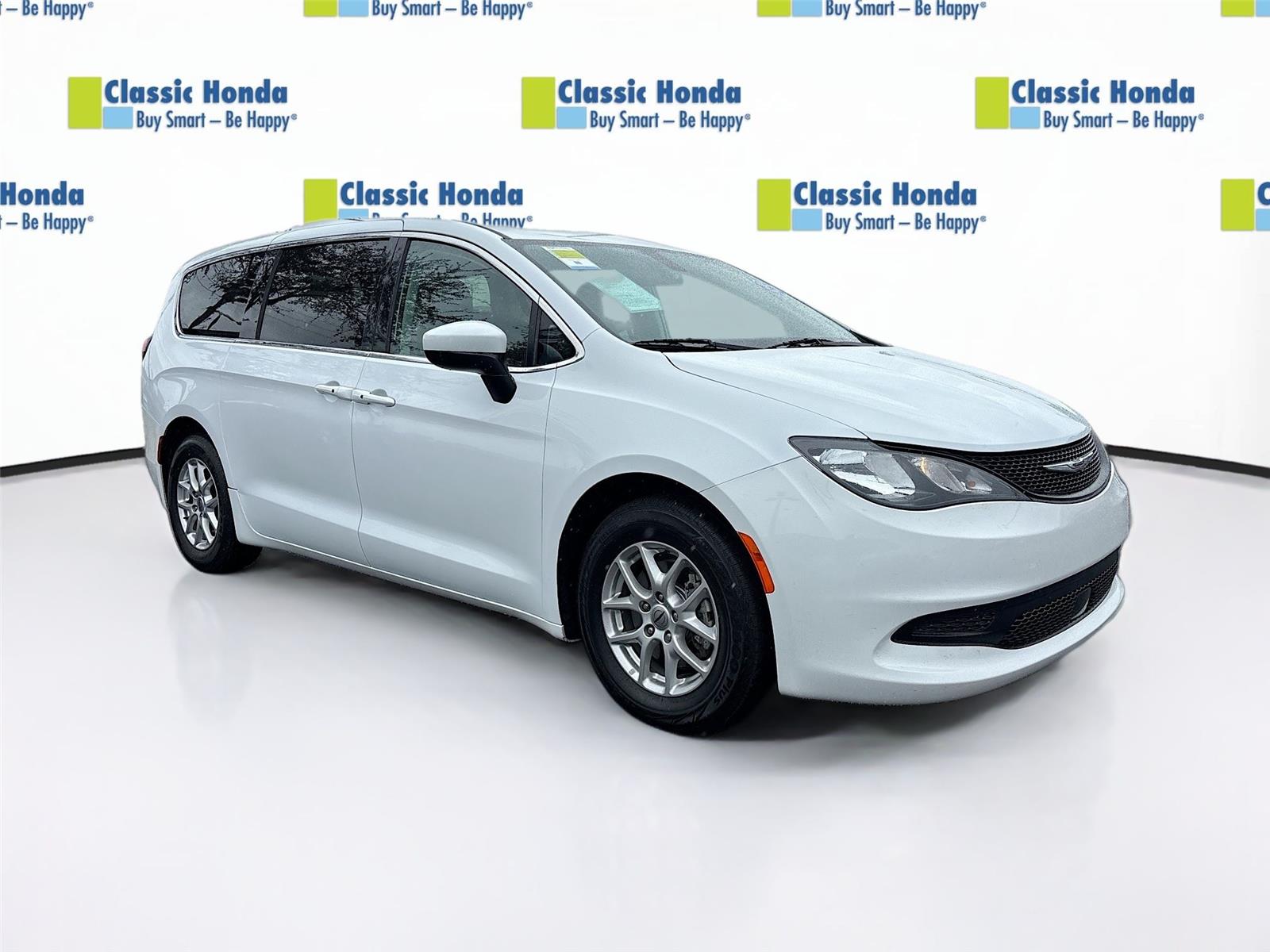 2022 Chrysler Voyager LX's photo