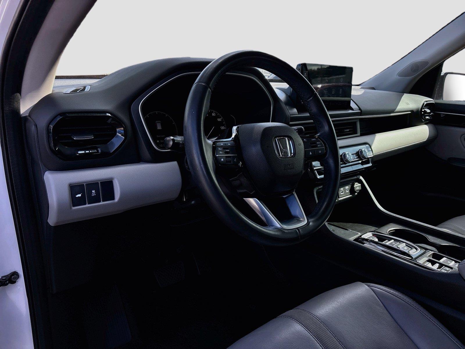 2023 Honda Pilot EX-L w/Rear Captain’s Chairs
