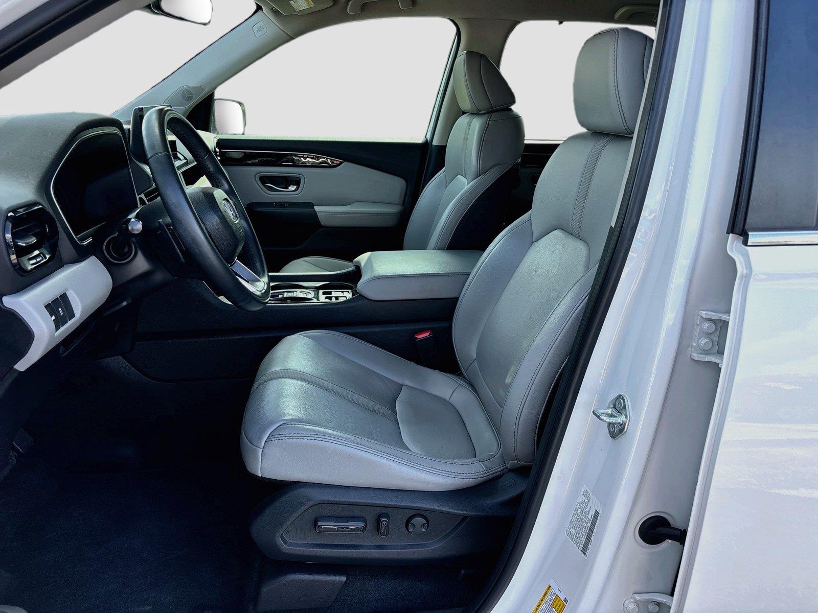 2023 Honda Pilot EX-L w/Rear Captain’s Chairs