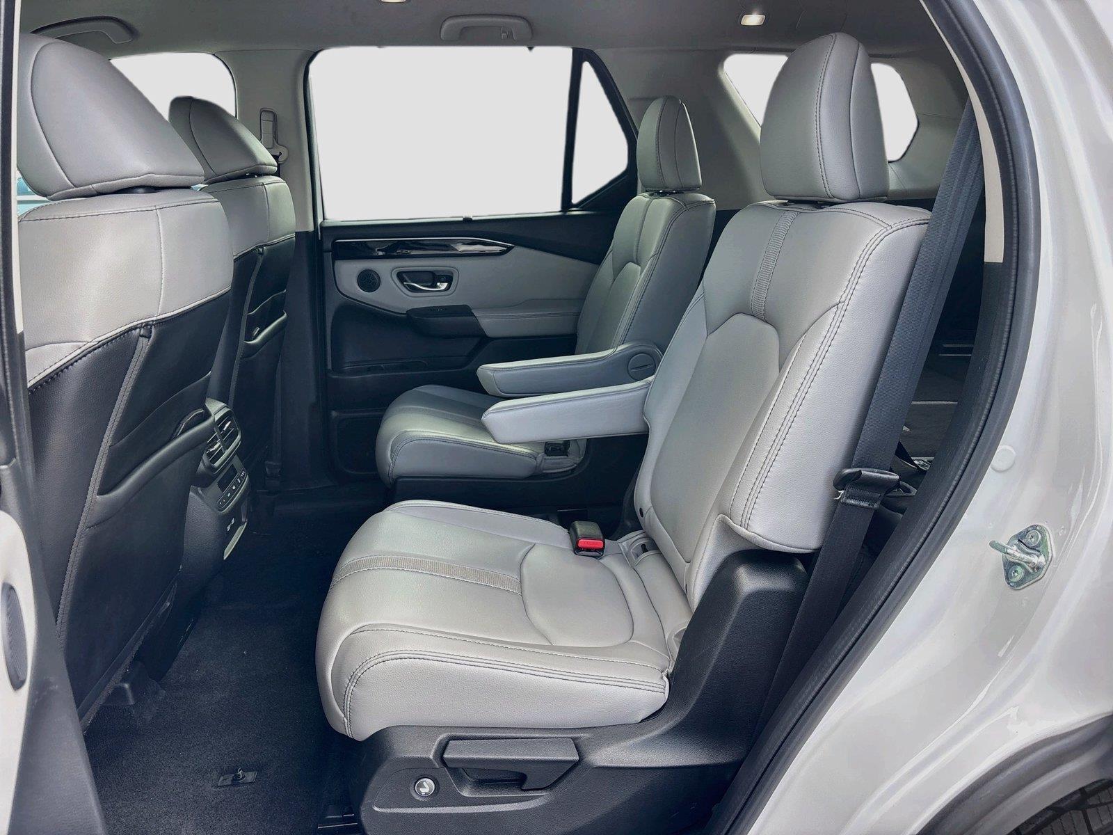 2023 Honda Pilot EX-L w/Rear Captain’s Chairs