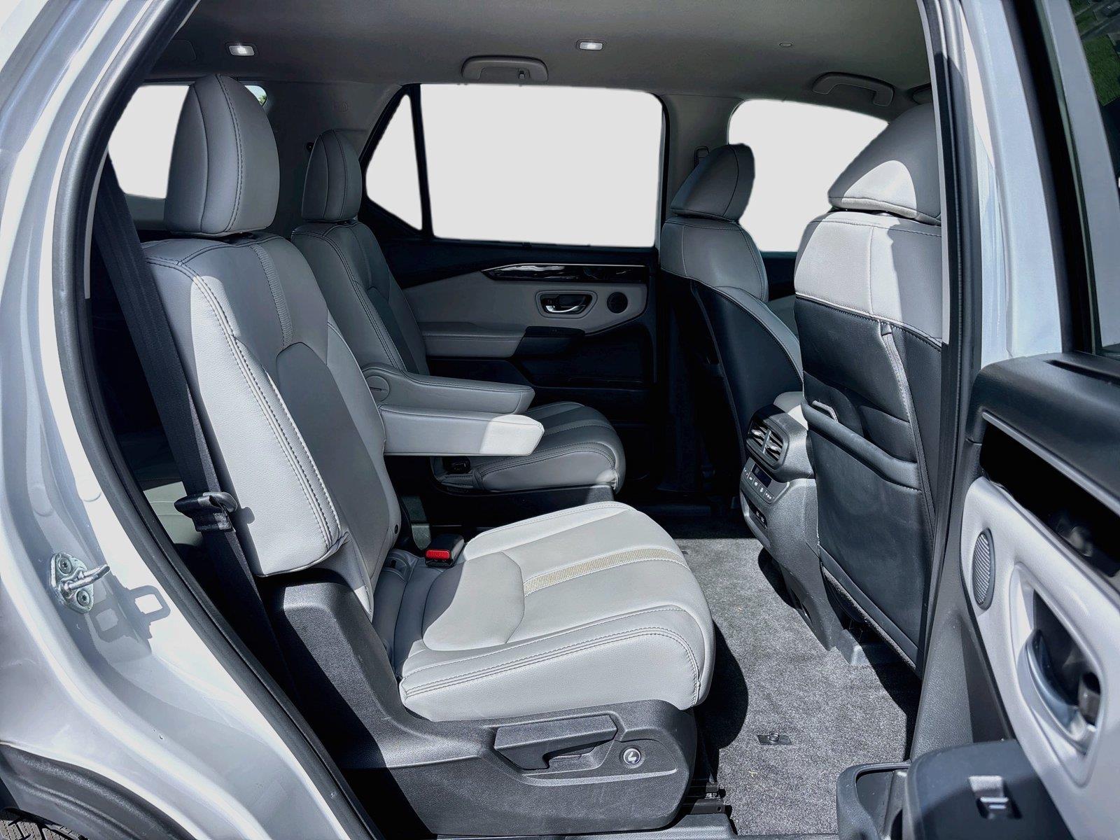 2023 Honda Pilot EX-L w/Rear Captain’s Chairs