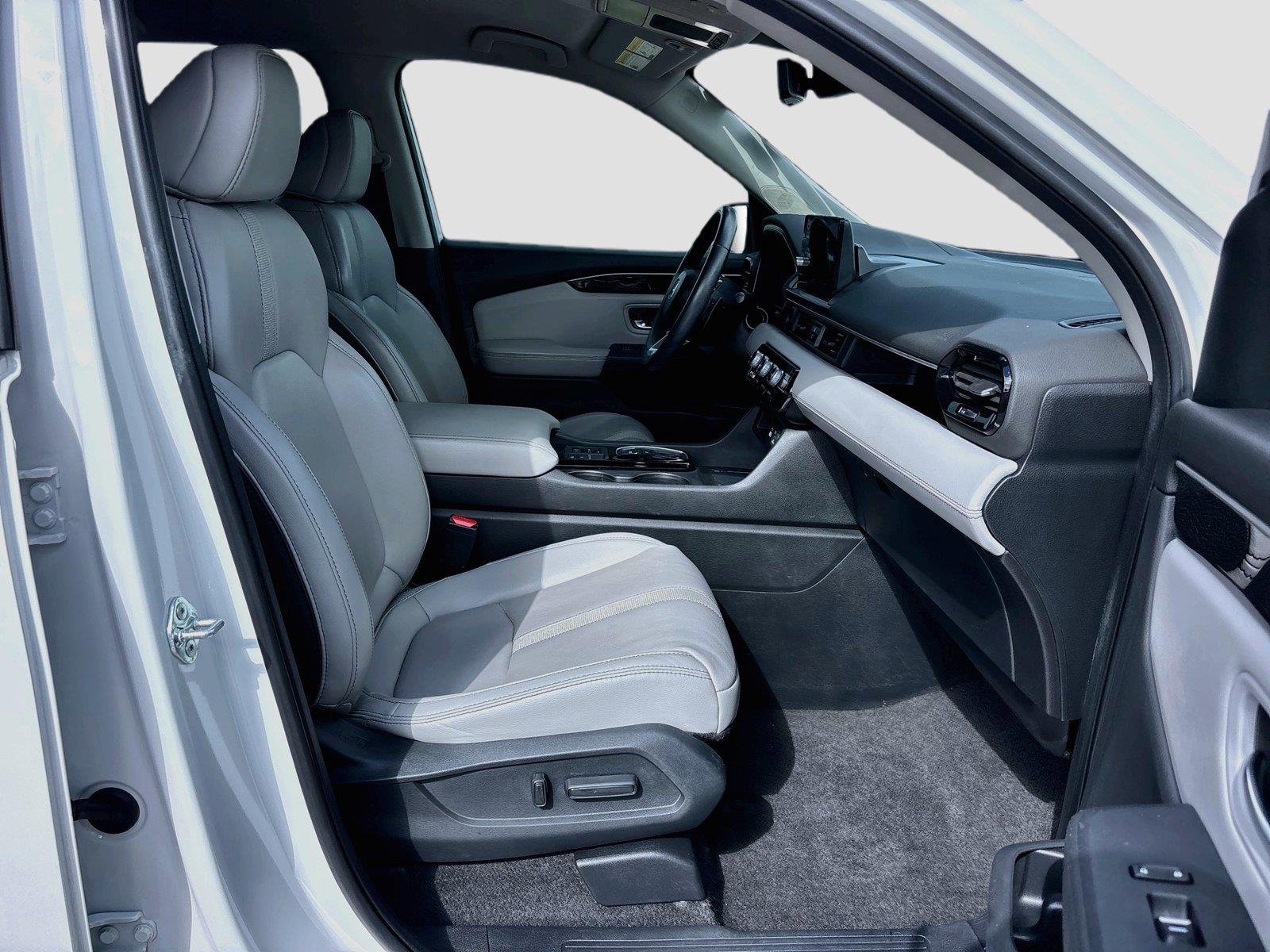 2023 Honda Pilot EX-L w/Rear Captain’s Chairs