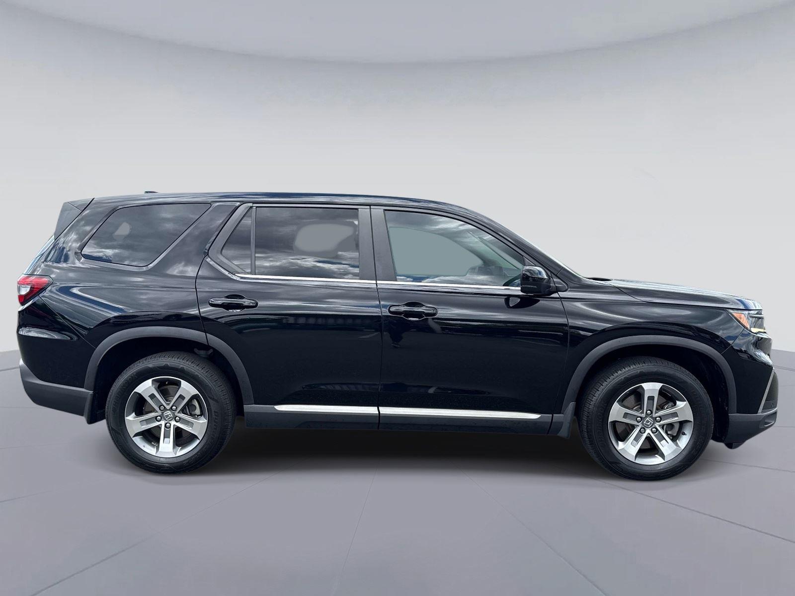 2023 Honda Pilot EX-L w/Rear Captain’s Chairs
