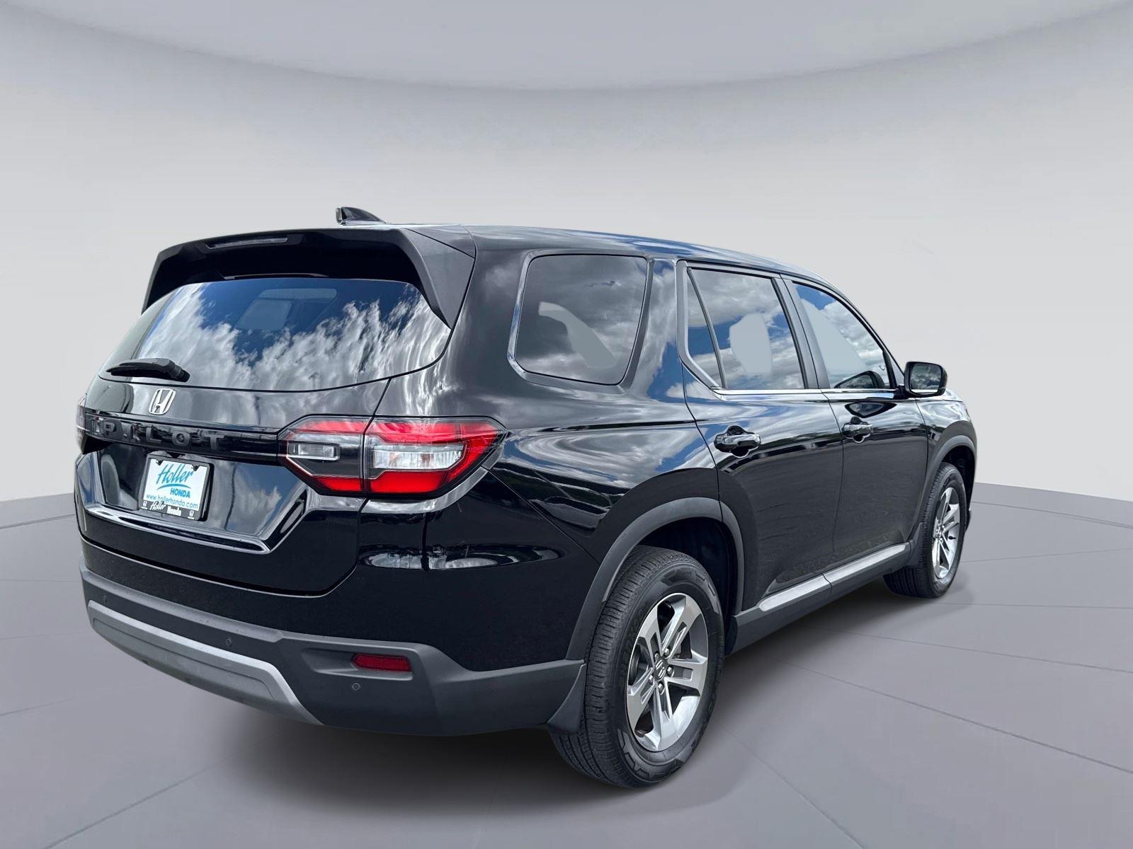2023 Honda Pilot EX-L w/Rear Captain’s Chairs