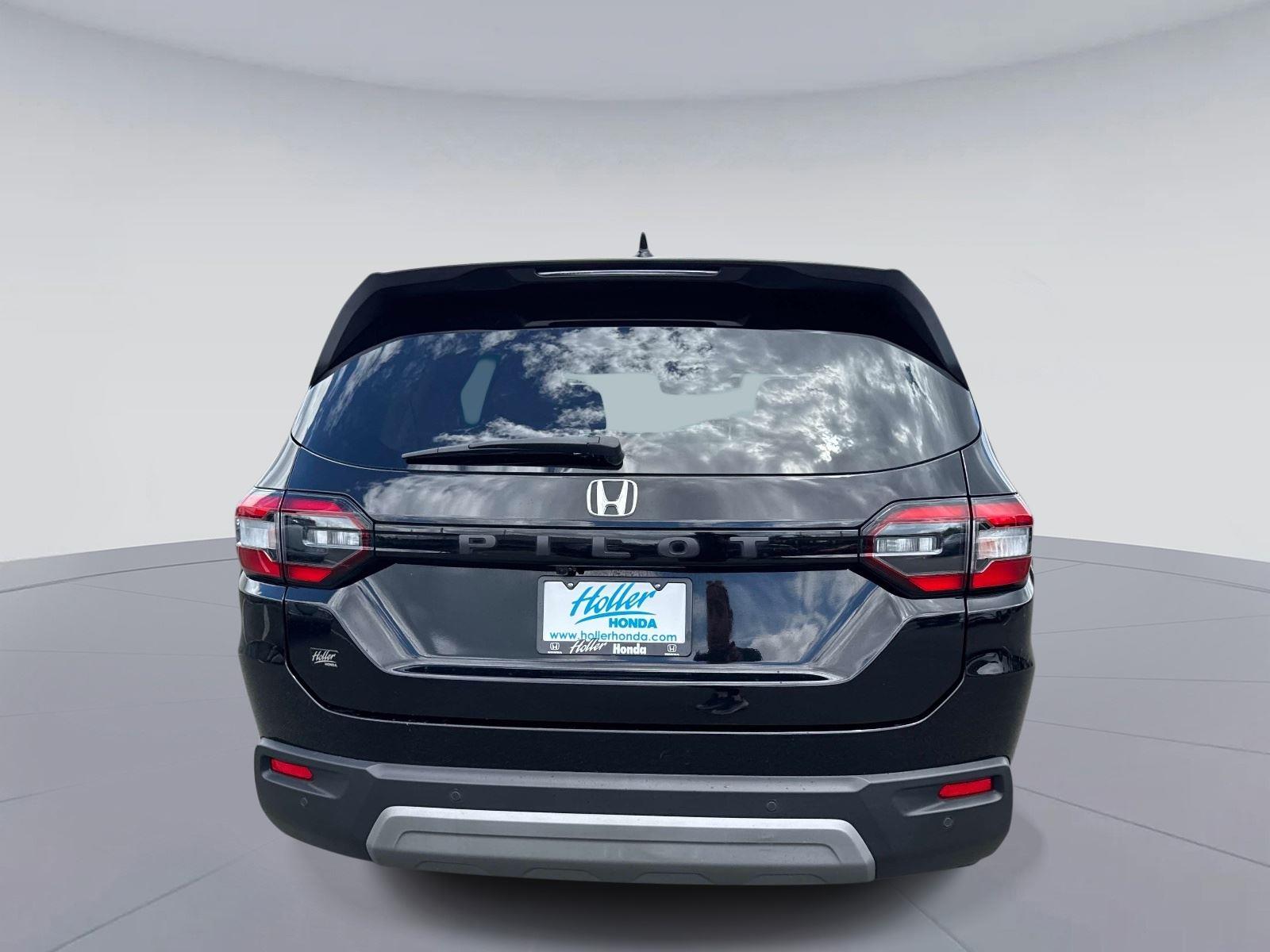 2023 Honda Pilot EX-L w/Rear Captain’s Chairs