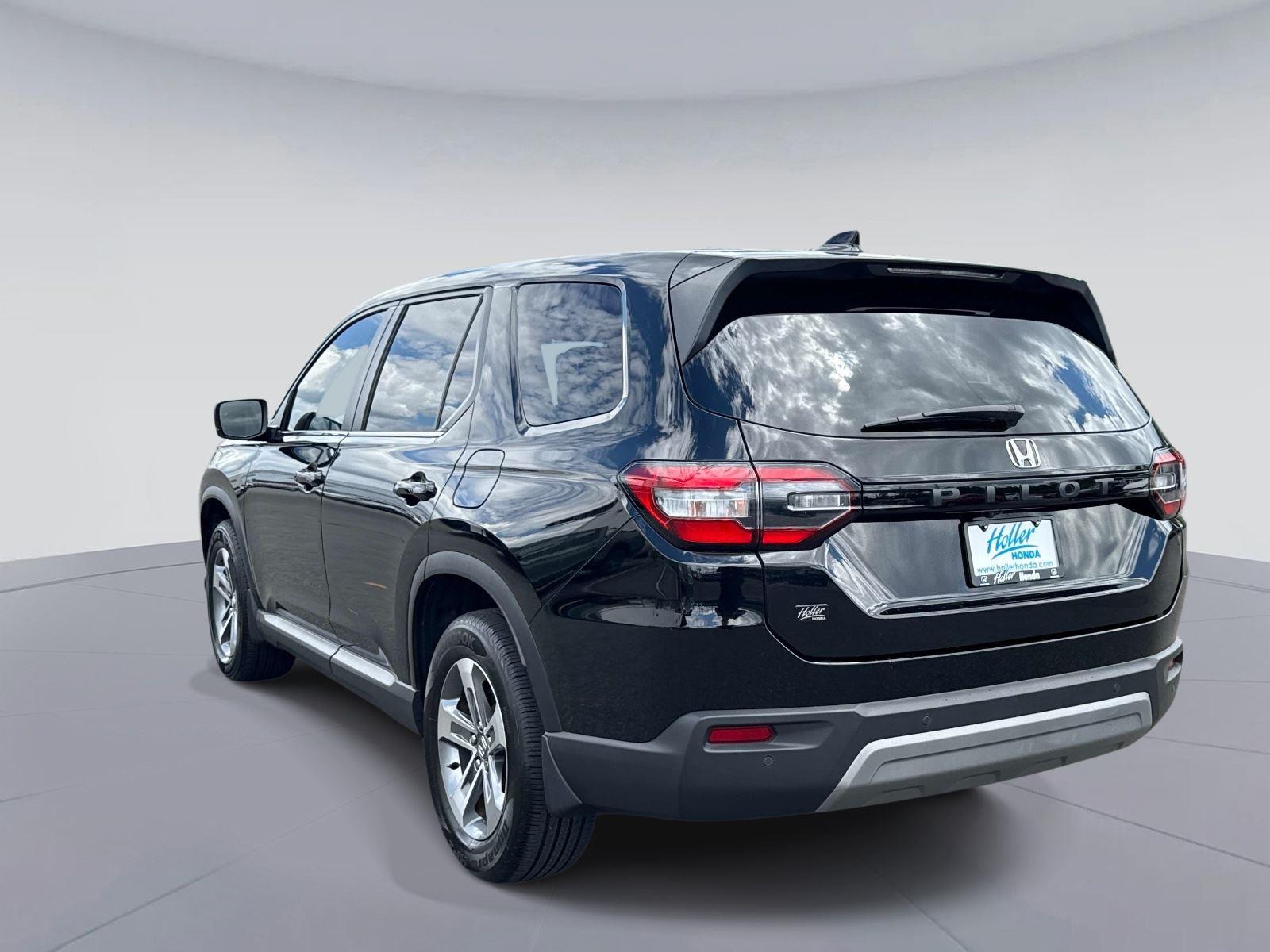 2023 Honda Pilot EX-L w/Rear Captain’s Chairs
