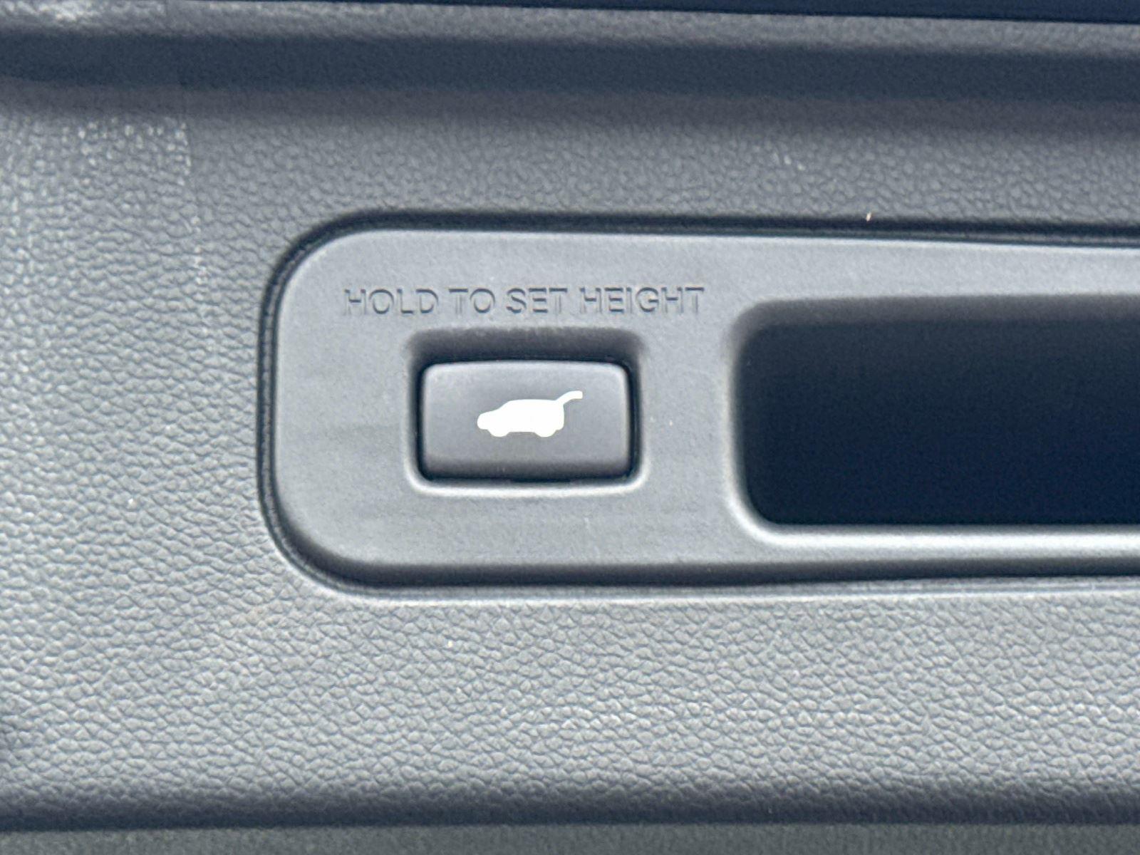 2023 Honda Pilot EX-L w/Rear Captain’s Chairs