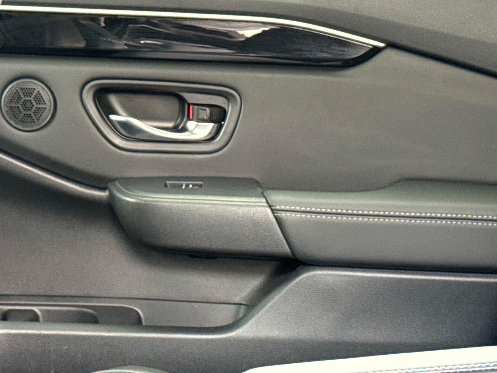 2023 Honda Pilot EX-L w/Rear Captain’s Chairs