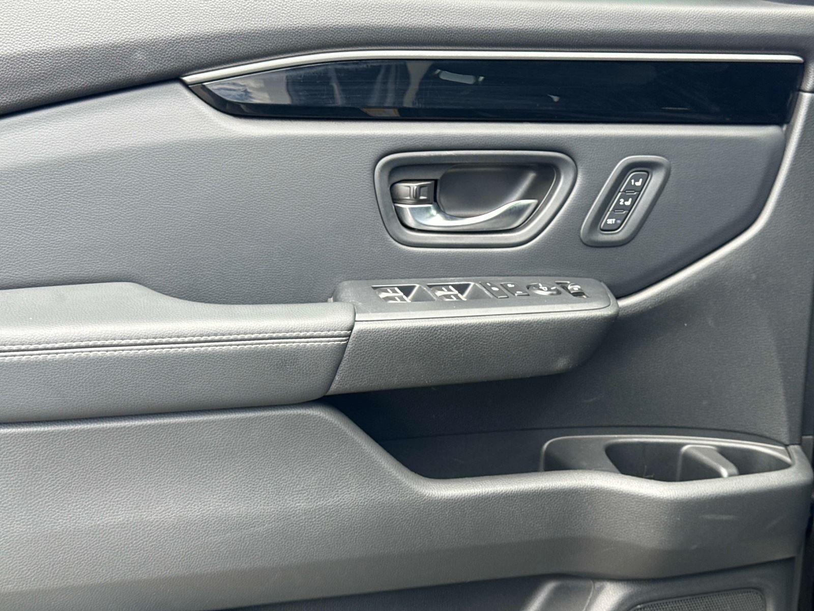 2023 Honda Pilot EX-L w/Rear Captain’s Chairs