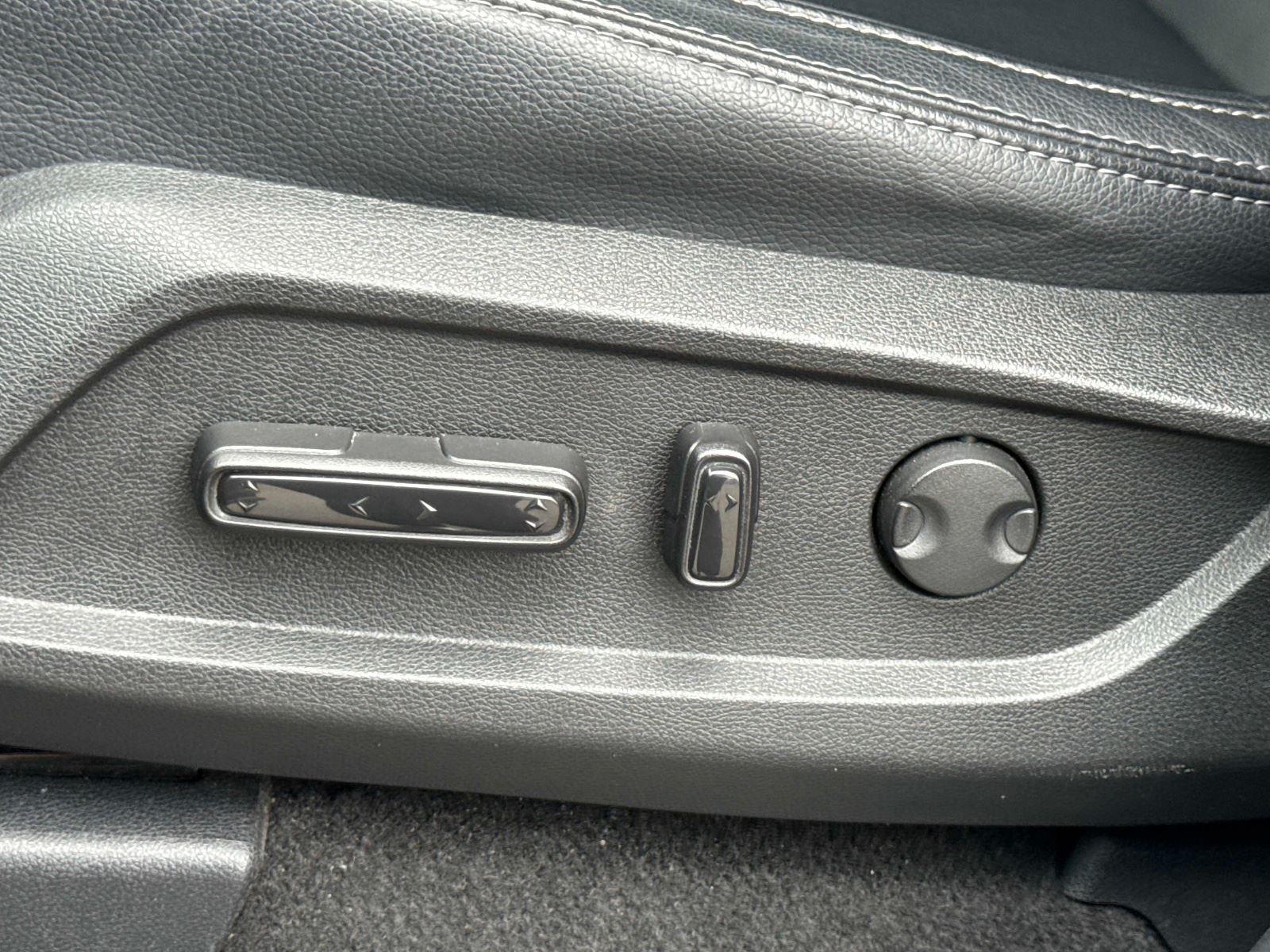 2023 Honda Pilot EX-L w/Rear Captain’s Chairs