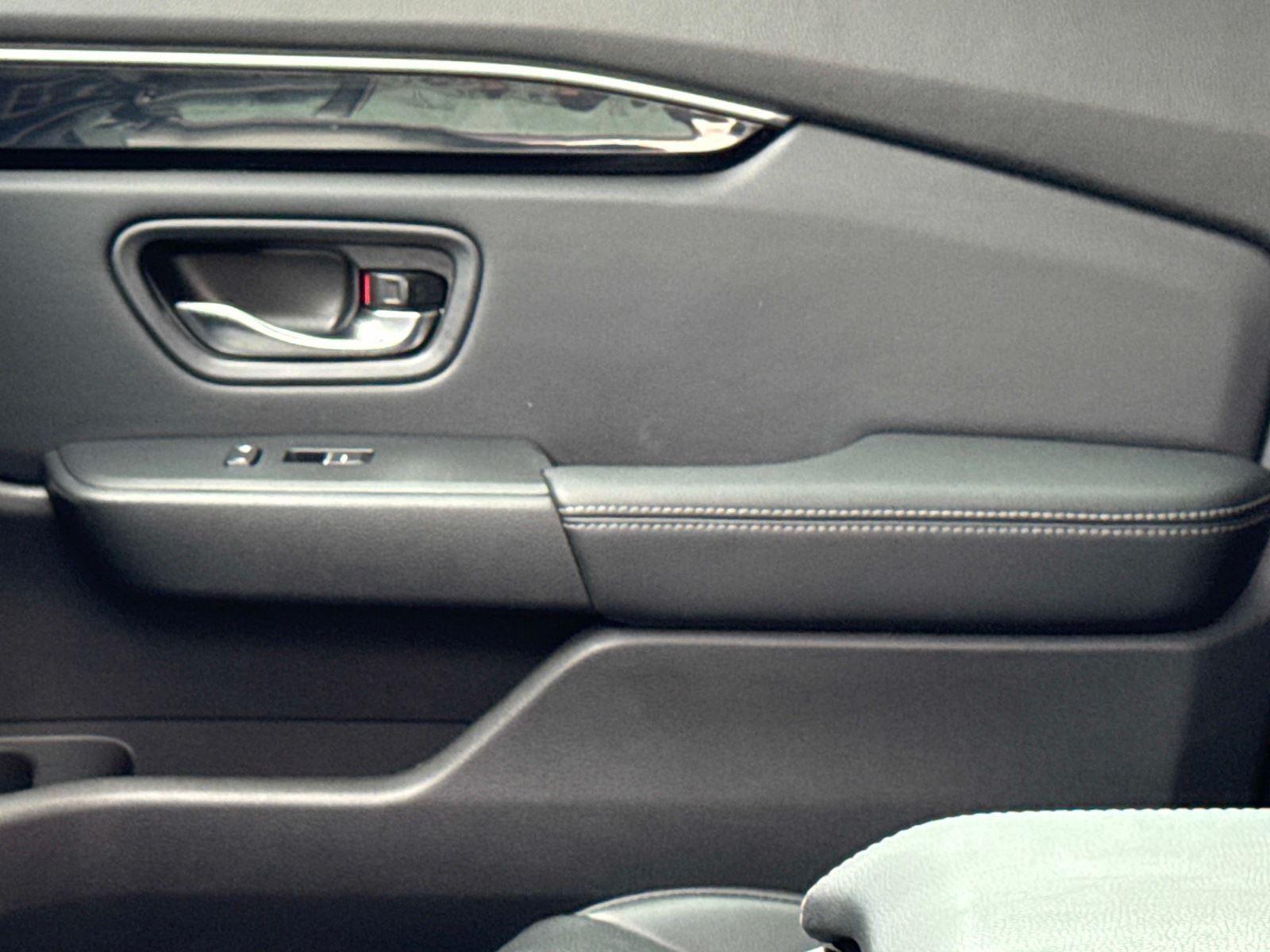 2023 Honda Pilot EX-L w/Rear Captain’s Chairs