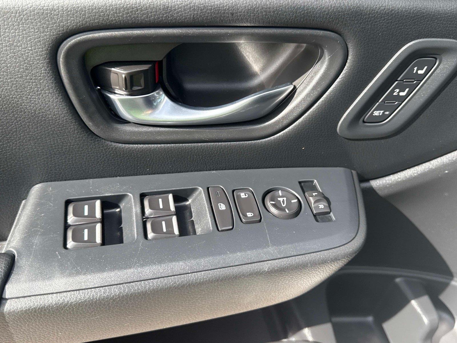 2024 Honda Pilot EX-L w/Rear Captain’s Chairs