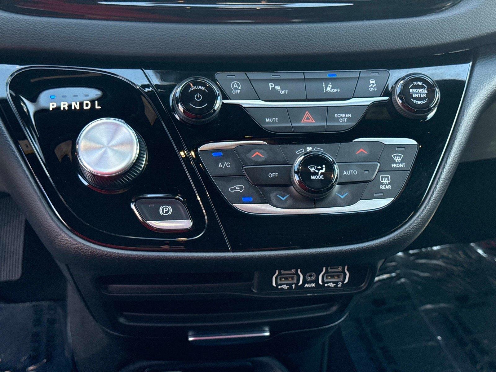 2025 Chrysler Pacifica Select