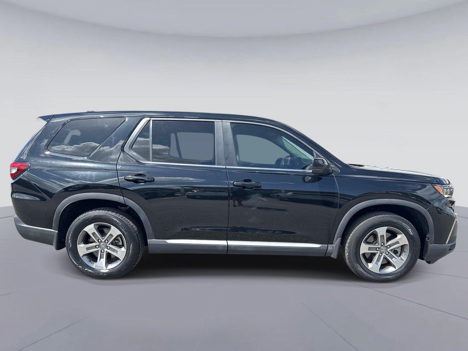 2023 Honda Pilot EX-L w/Rear Captain’s Chairs