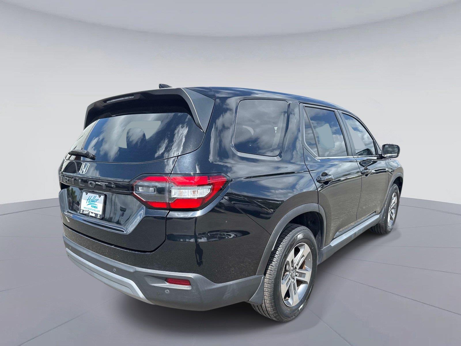 2023 Honda Pilot EX-L w/Rear Captain’s Chairs