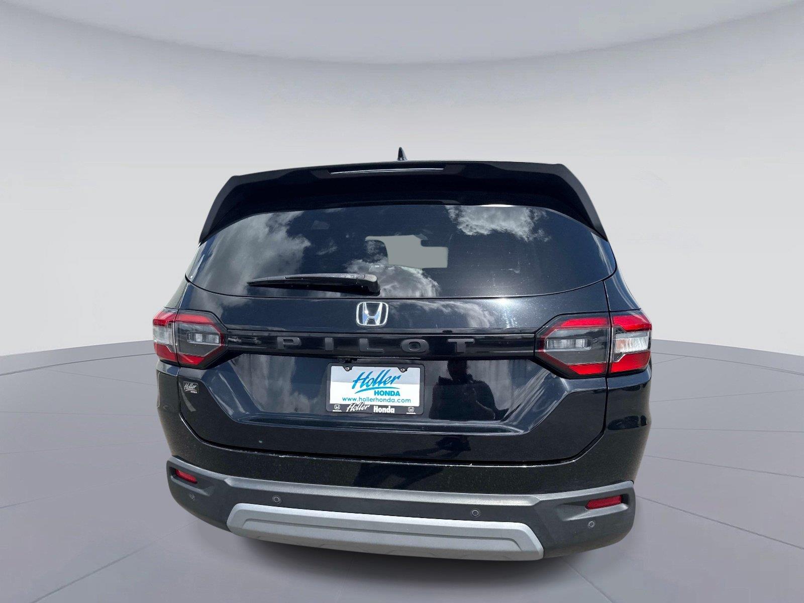 2023 Honda Pilot EX-L w/Rear Captain’s Chairs