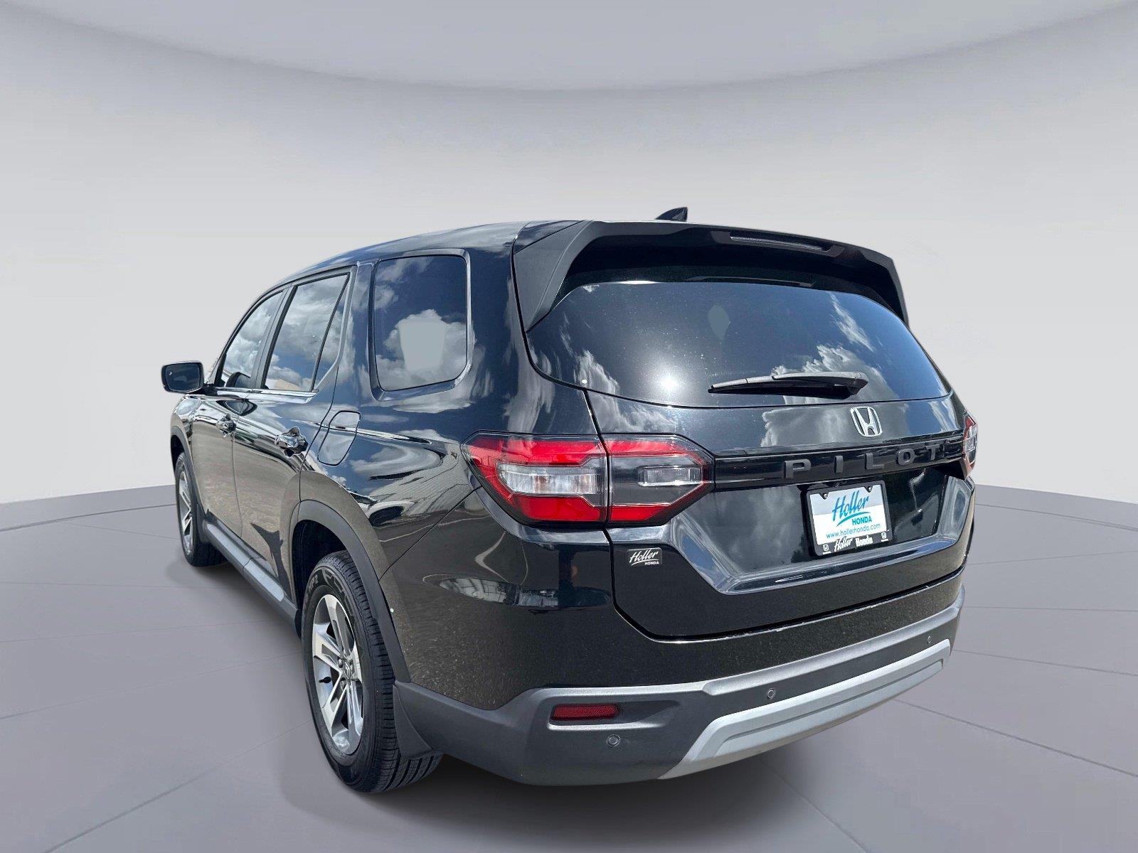 2023 Honda Pilot EX-L w/Rear Captain’s Chairs