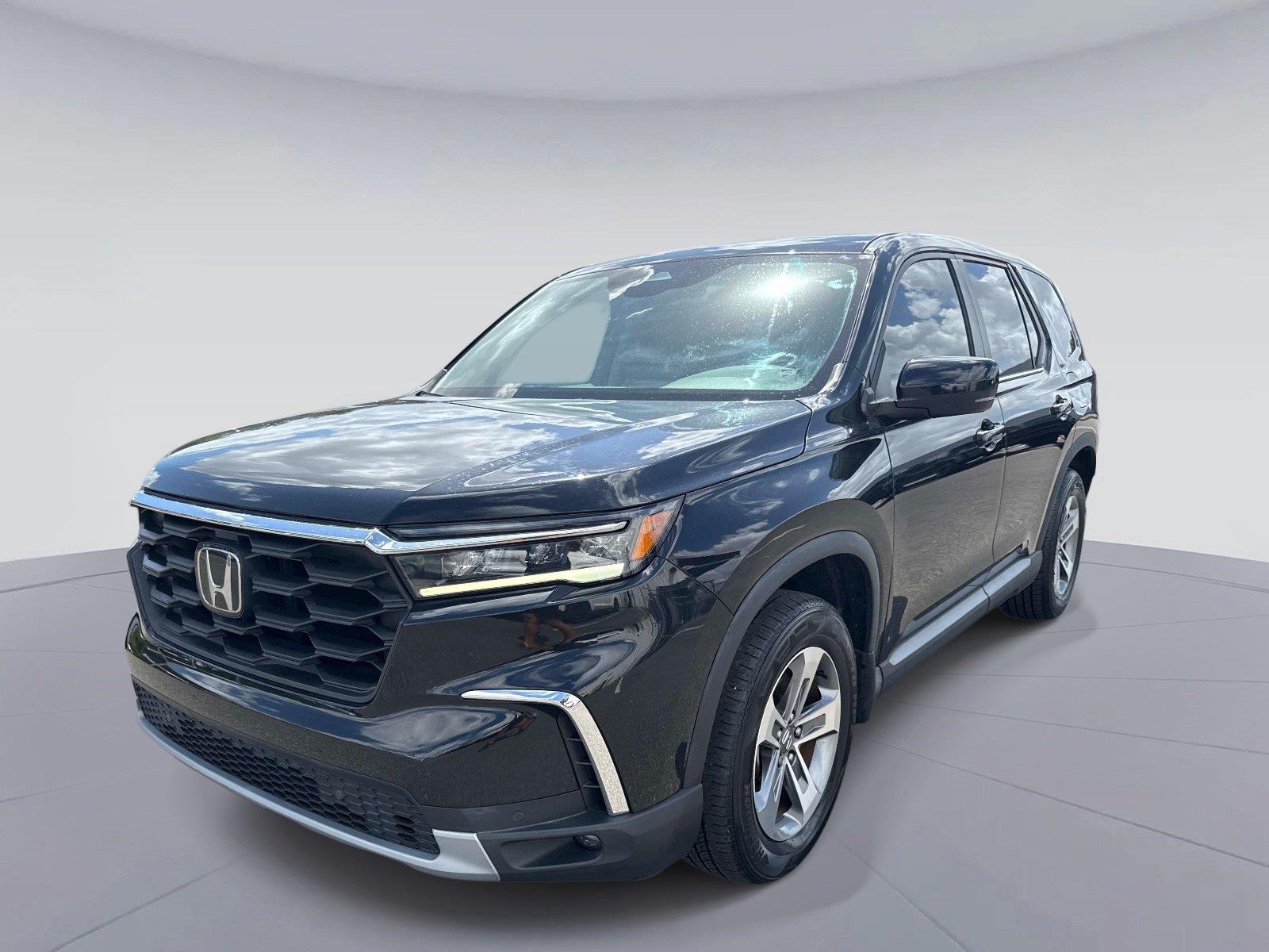 2023 Honda Pilot EX-L w/Rear Captain’s Chairs