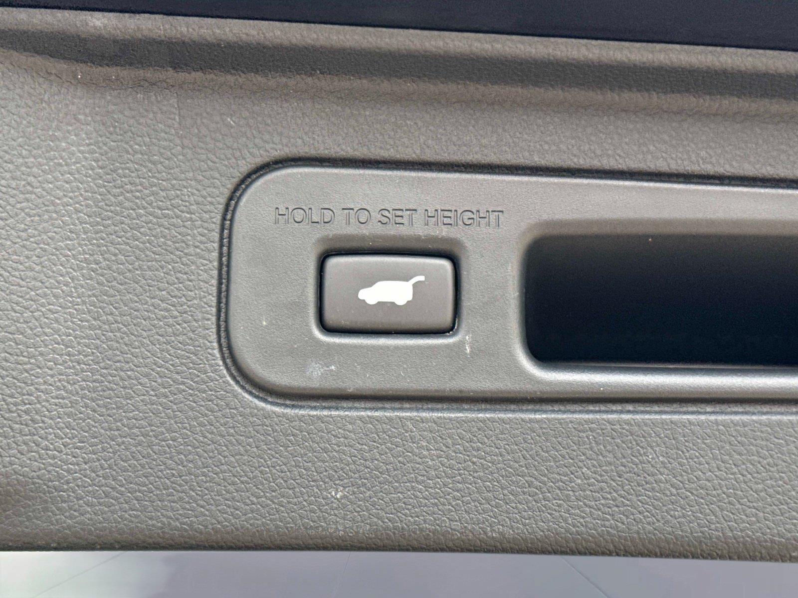 2023 Honda Pilot EX-L w/Rear Captain’s Chairs