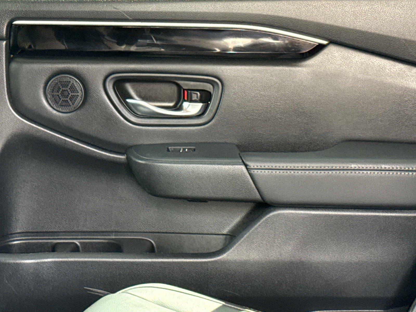 2023 Honda Pilot EX-L w/Rear Captain’s Chairs