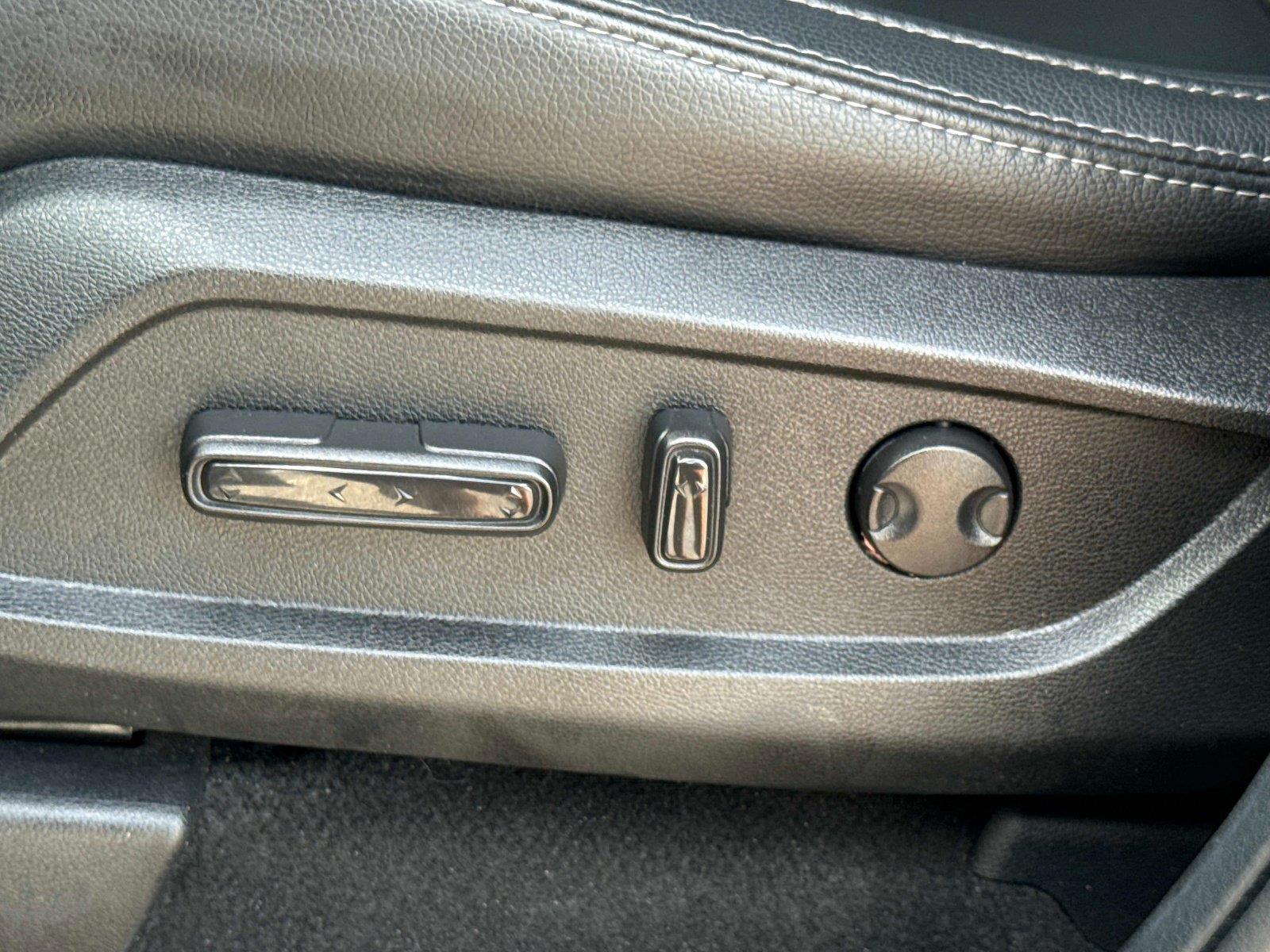 2023 Honda Pilot EX-L w/Rear Captain’s Chairs