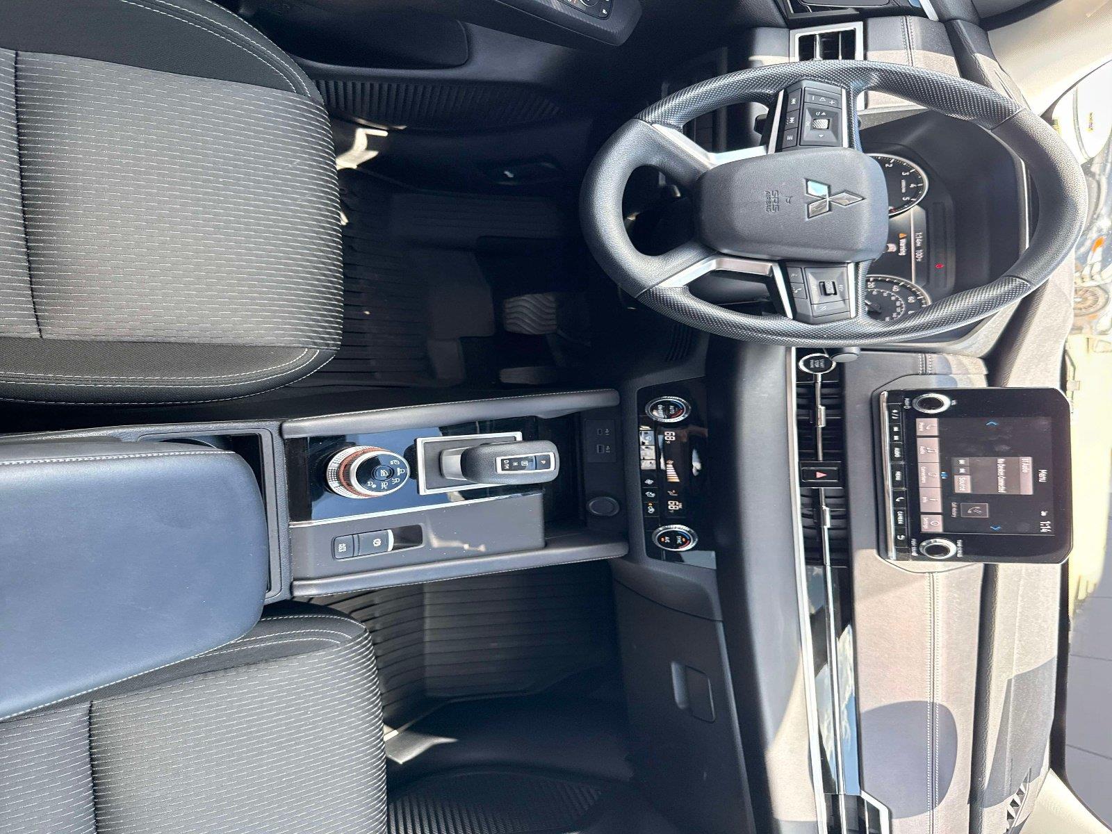 2024 Mitsubishi Outlander ES