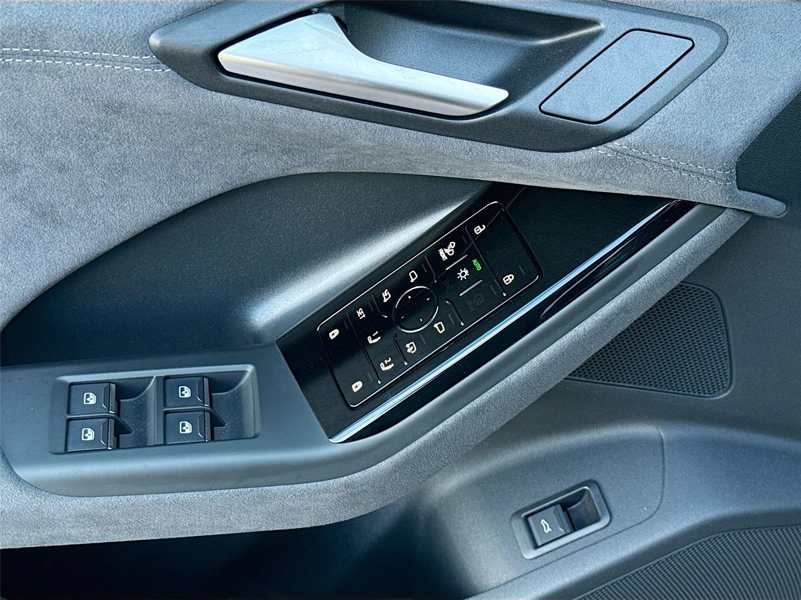 2025 Audi SQ6 e-tron Premium Plus