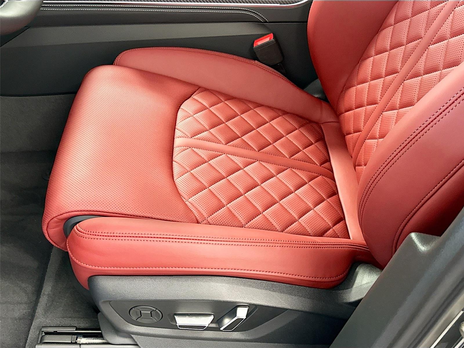 2026 Audi SQ7 Premium Plus