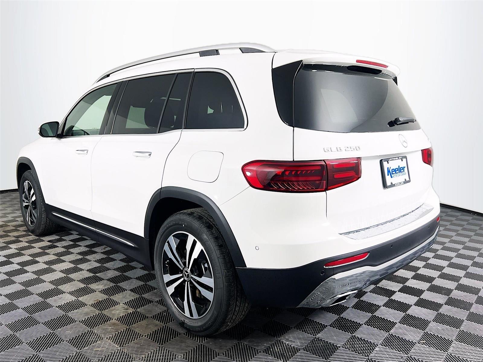 2025 Mercedes Benz GLB 250 4MATIC photo 4