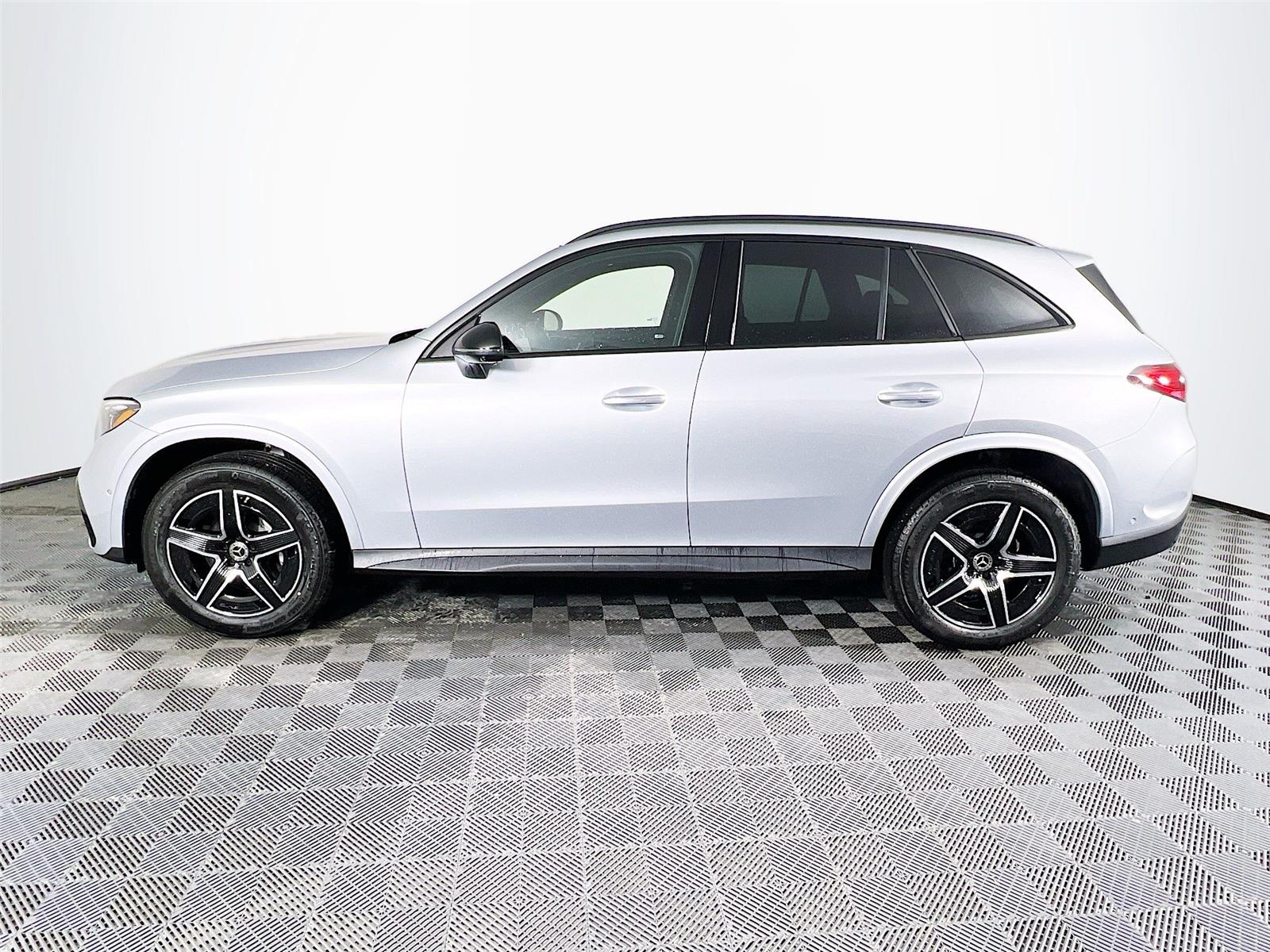 2025 Mercedes Benz GLC 300 4MATIC photo 3