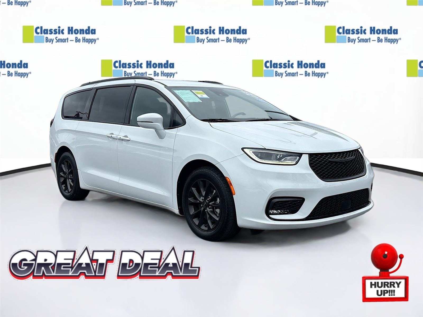 2021 Chrysler Pacifica Touring's photo
