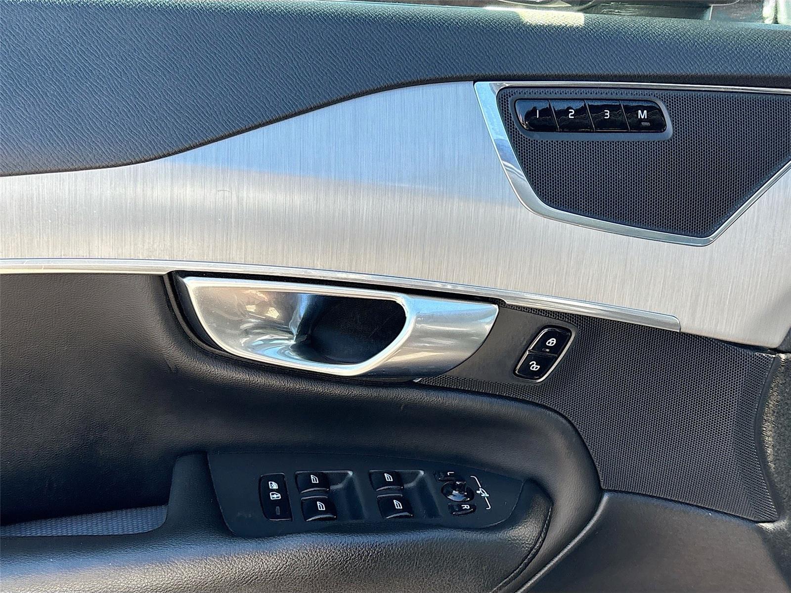 2021 Volvo XC90 Momentum