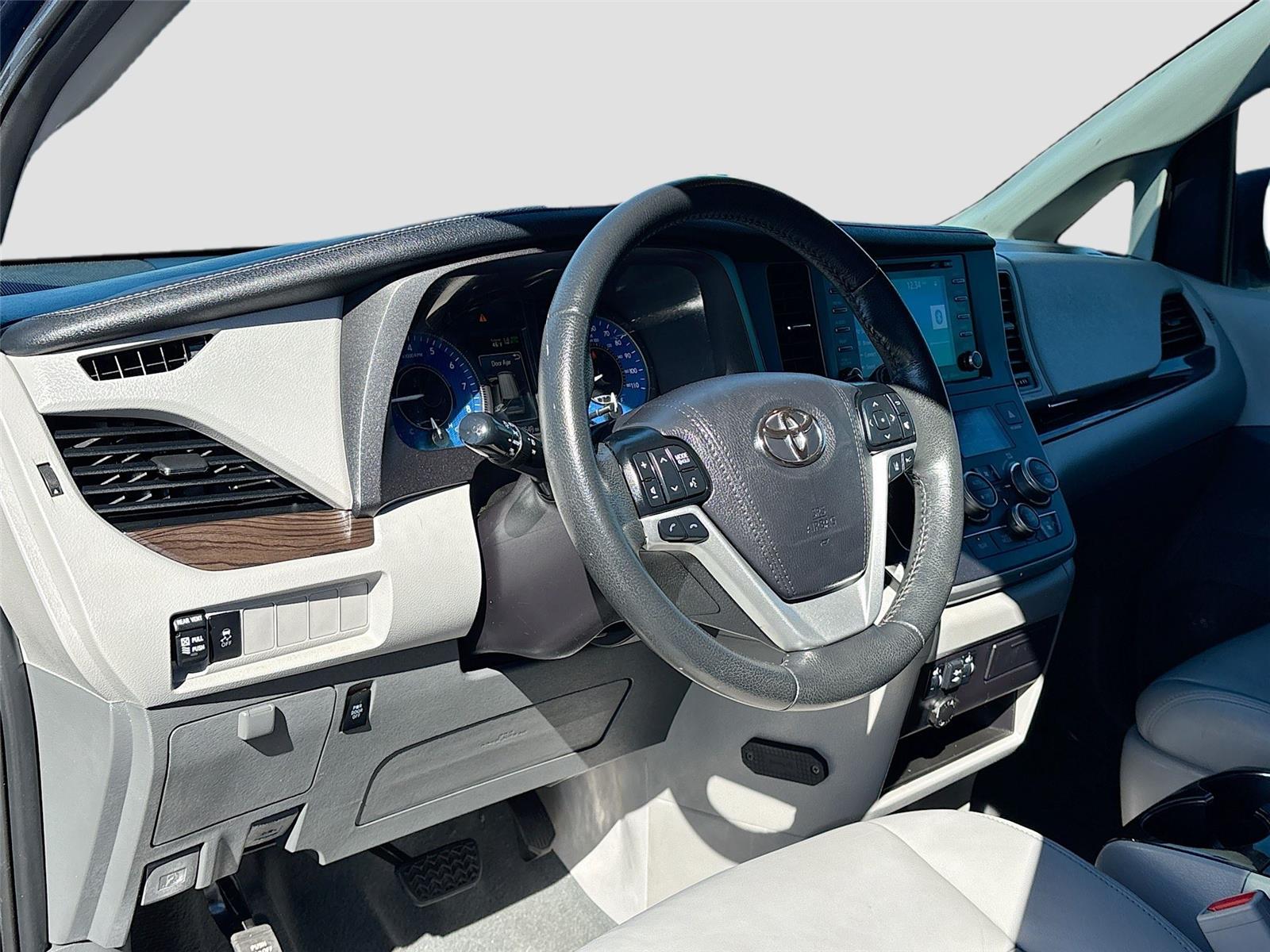 2020 Toyota Sienna XLE 7-Passenger Auto Access Seat