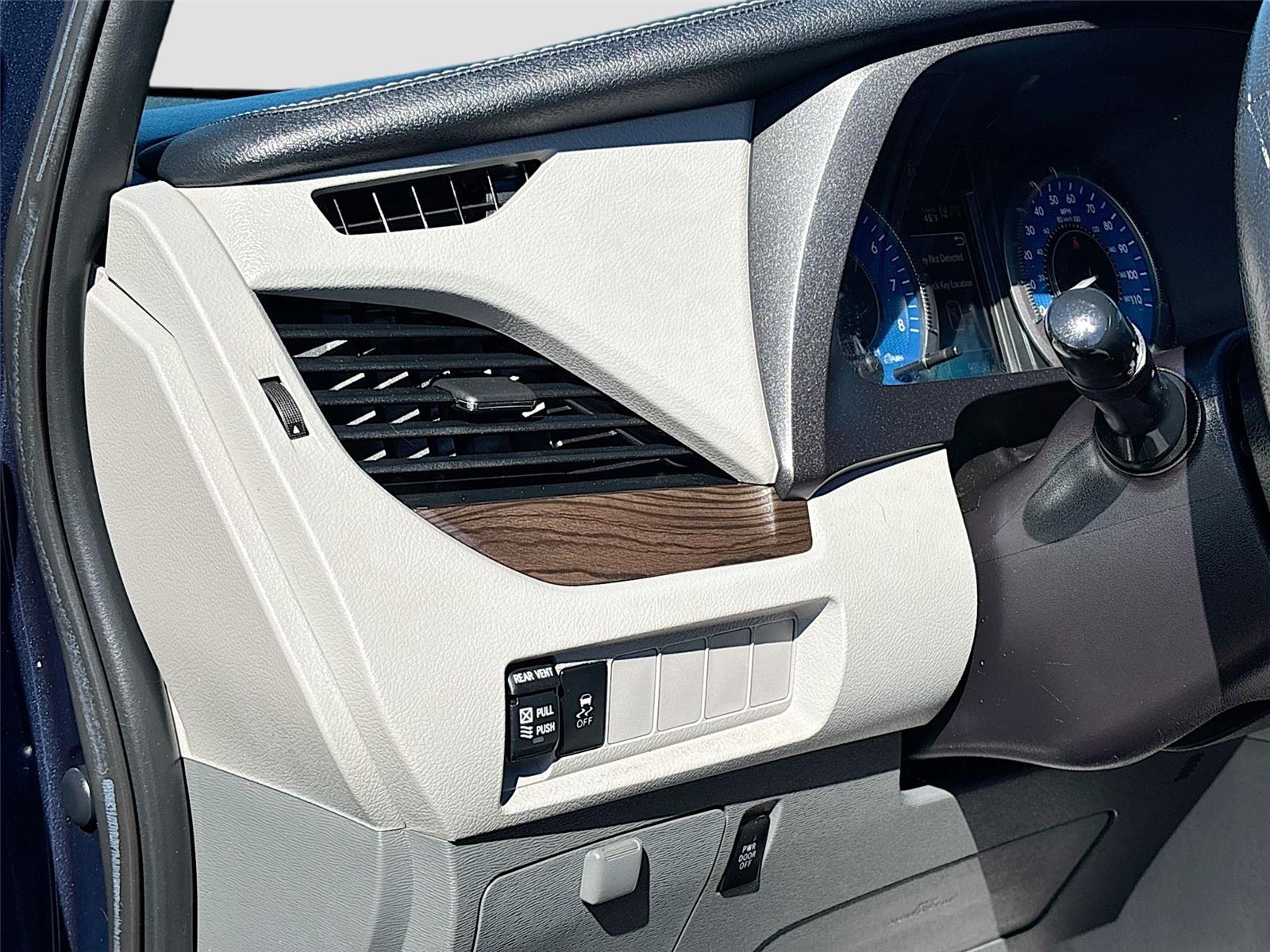 2020 Toyota Sienna XLE 7-Passenger Auto Access Seat