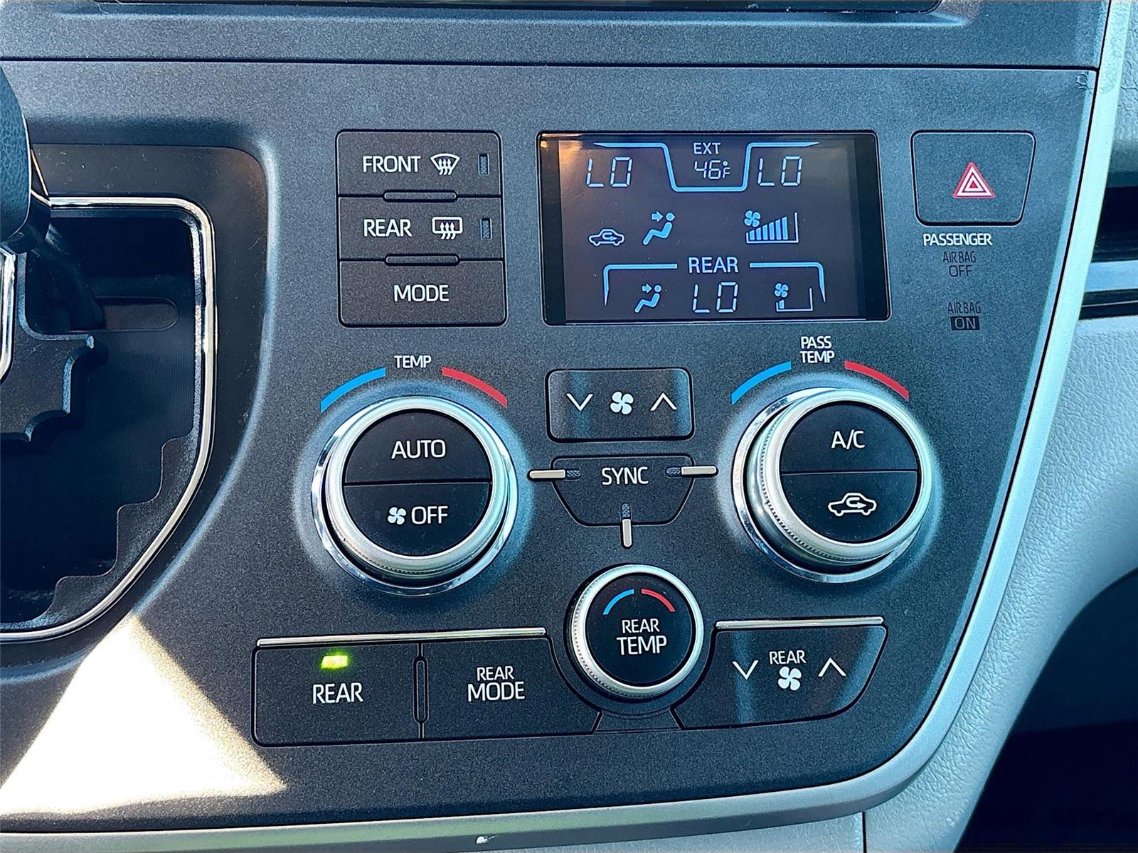 2020 Toyota Sienna XLE 7-Passenger Auto Access Seat