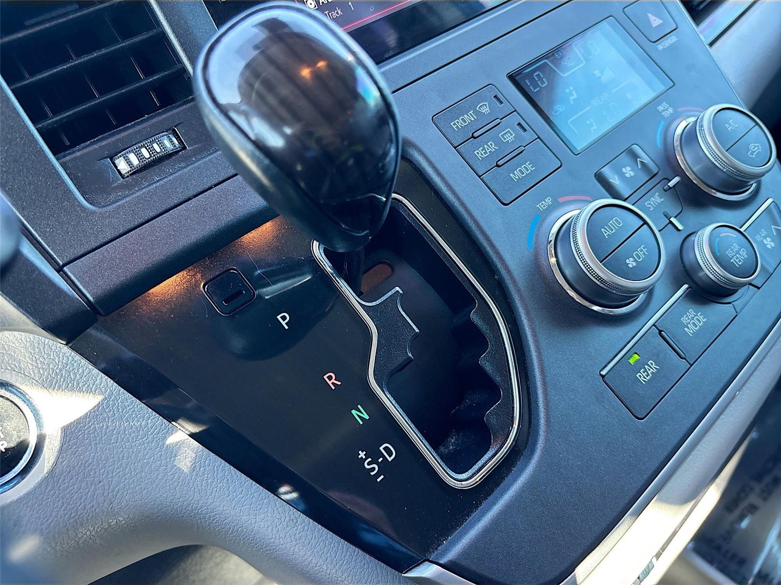 2020 Toyota Sienna XLE 7-Passenger Auto Access Seat