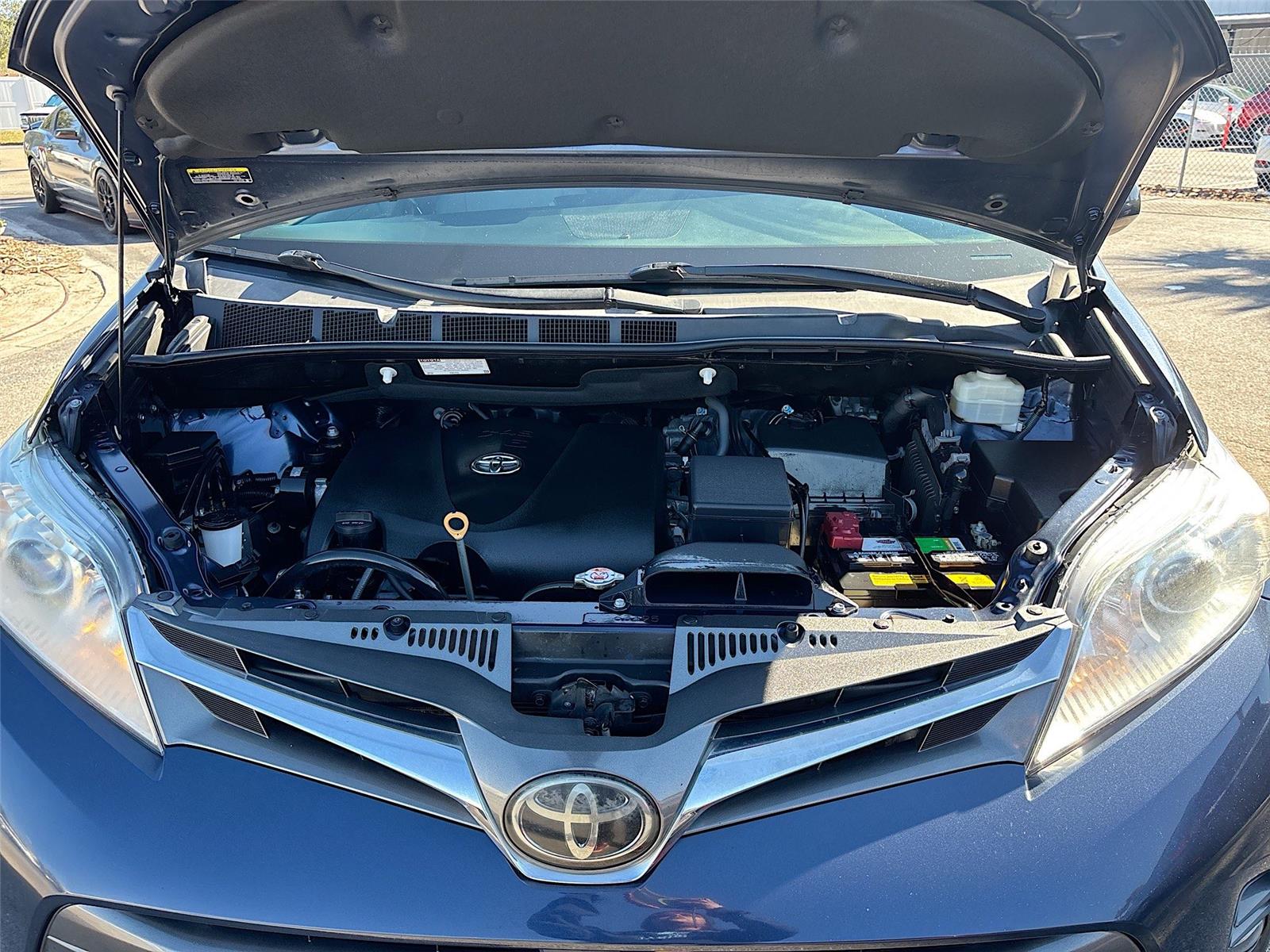 2020 Toyota Sienna XLE 7-Passenger Auto Access Seat