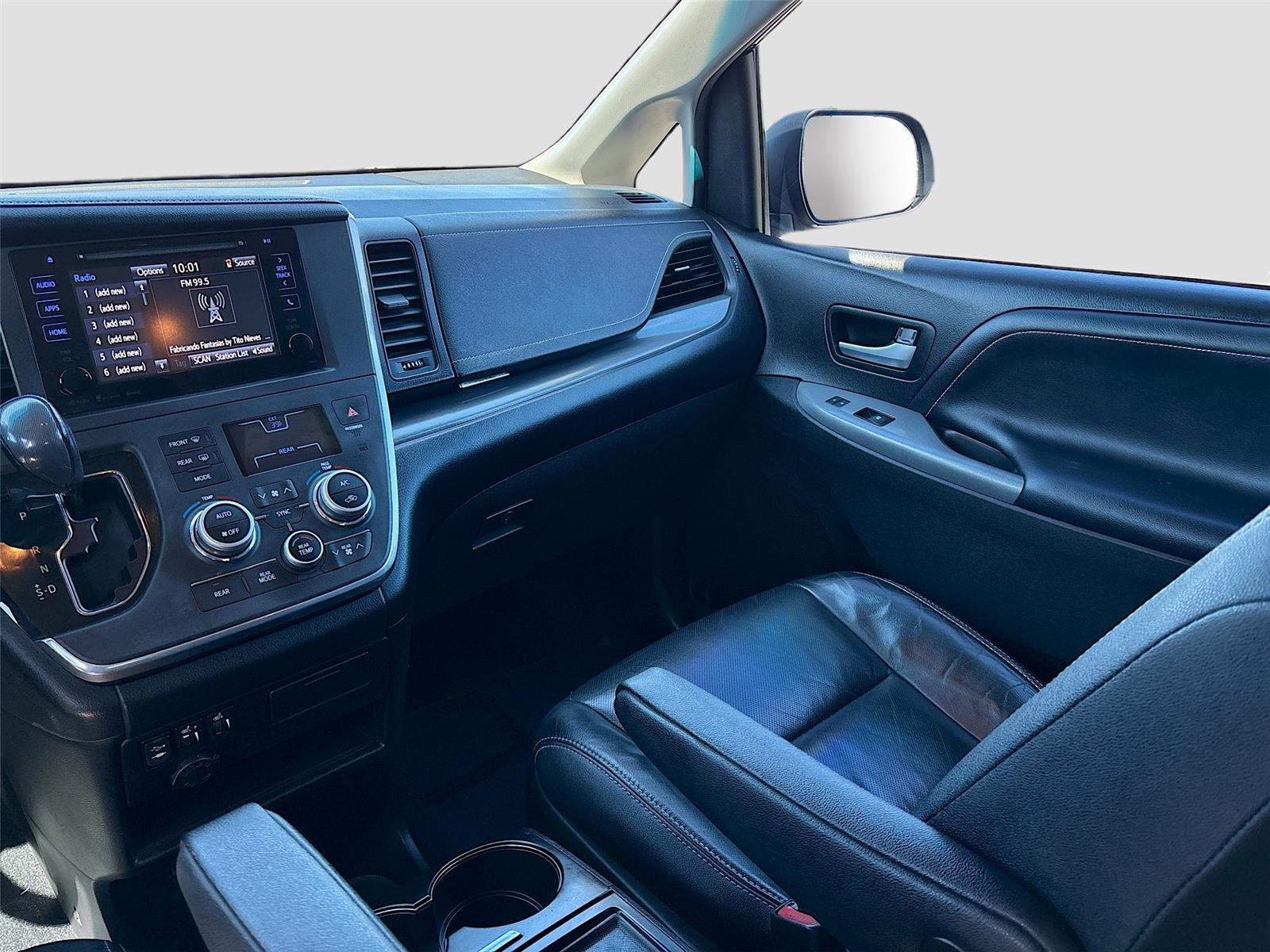 2017 Toyota Sienna SE 8-Passenger