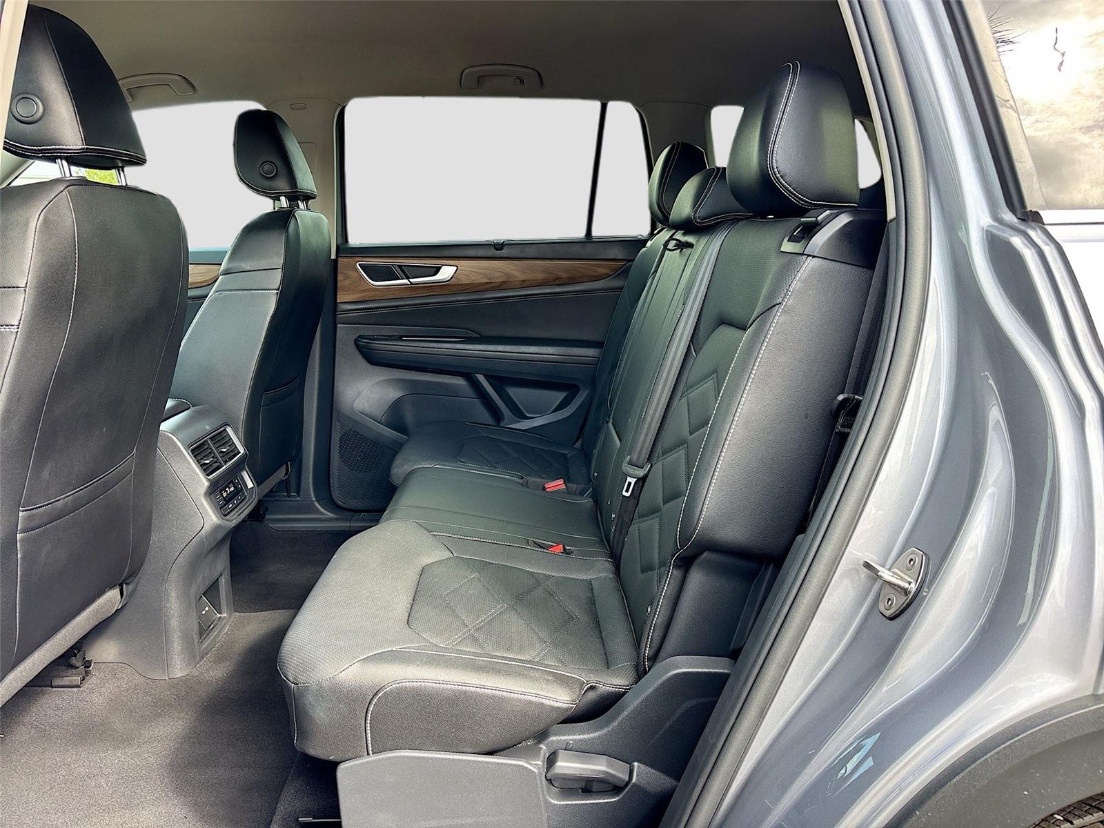 2025 Volkswagen Atlas 2.0T SE w/Technology