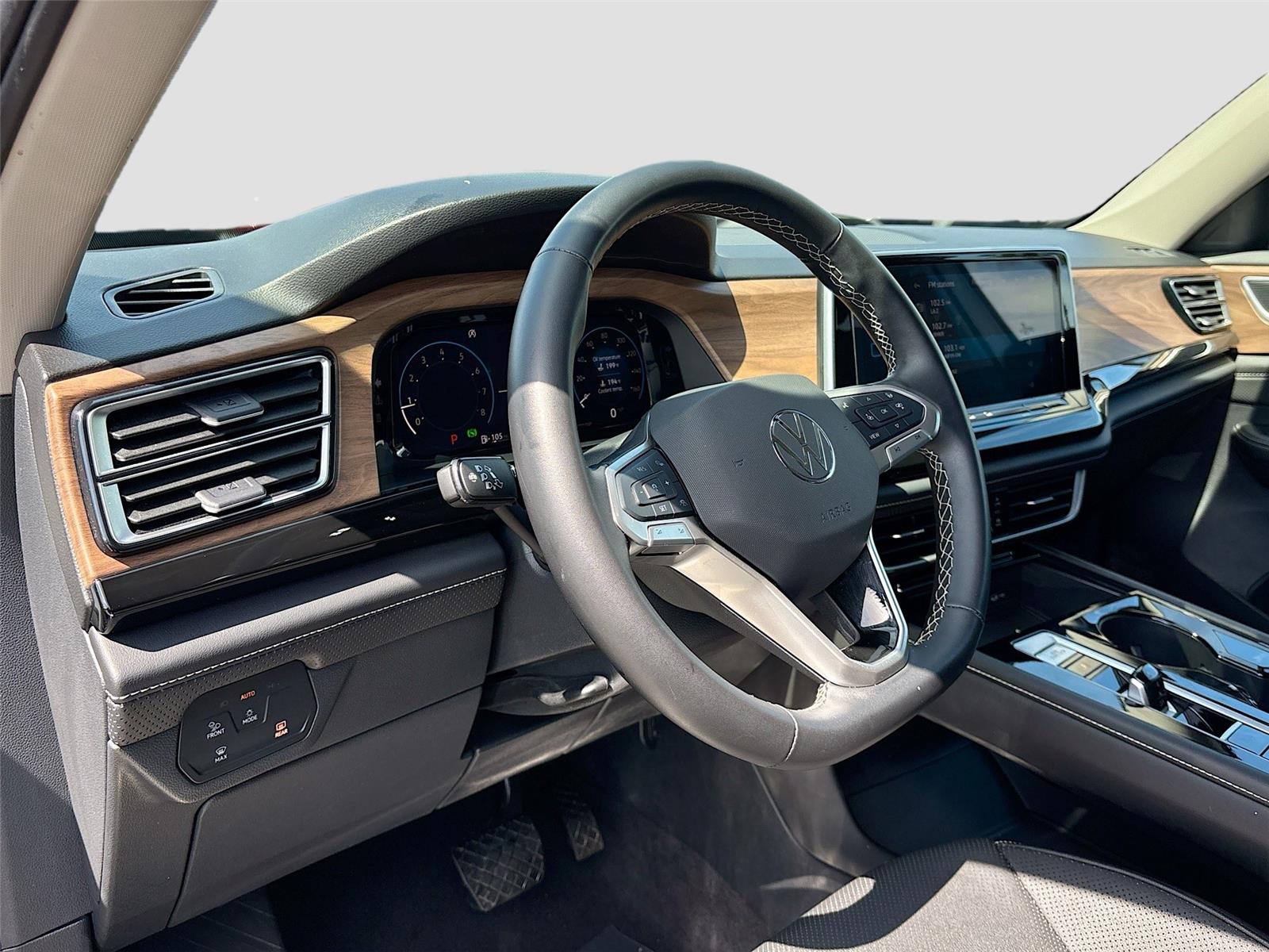 2025 Volkswagen Atlas 2.0T SE w/Technology