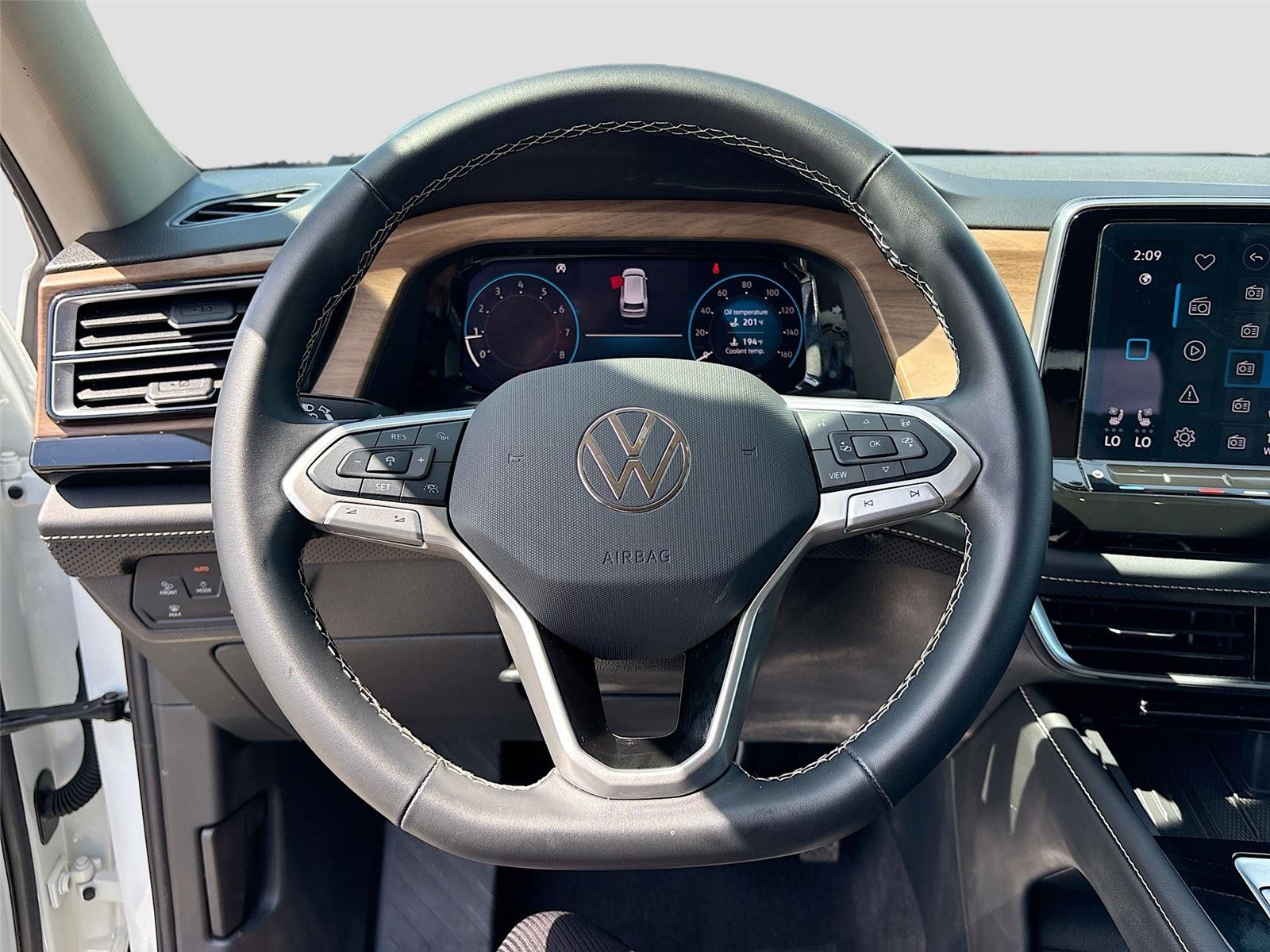 2025 Volkswagen Atlas 2.0T SE w/Technology