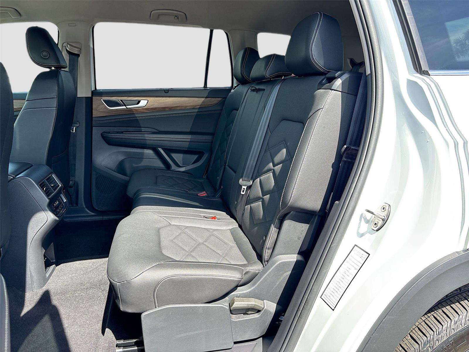 2025 Volkswagen Atlas 2.0T SE w/Technology