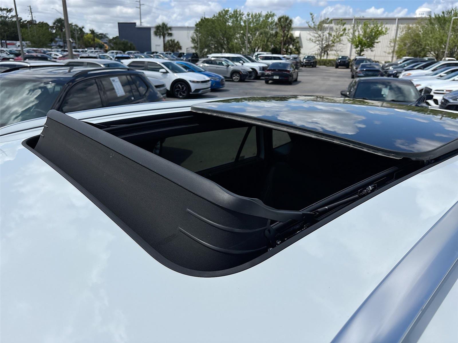 2025 Volkswagen Atlas Cross Sport 2.0T SE w/Technology