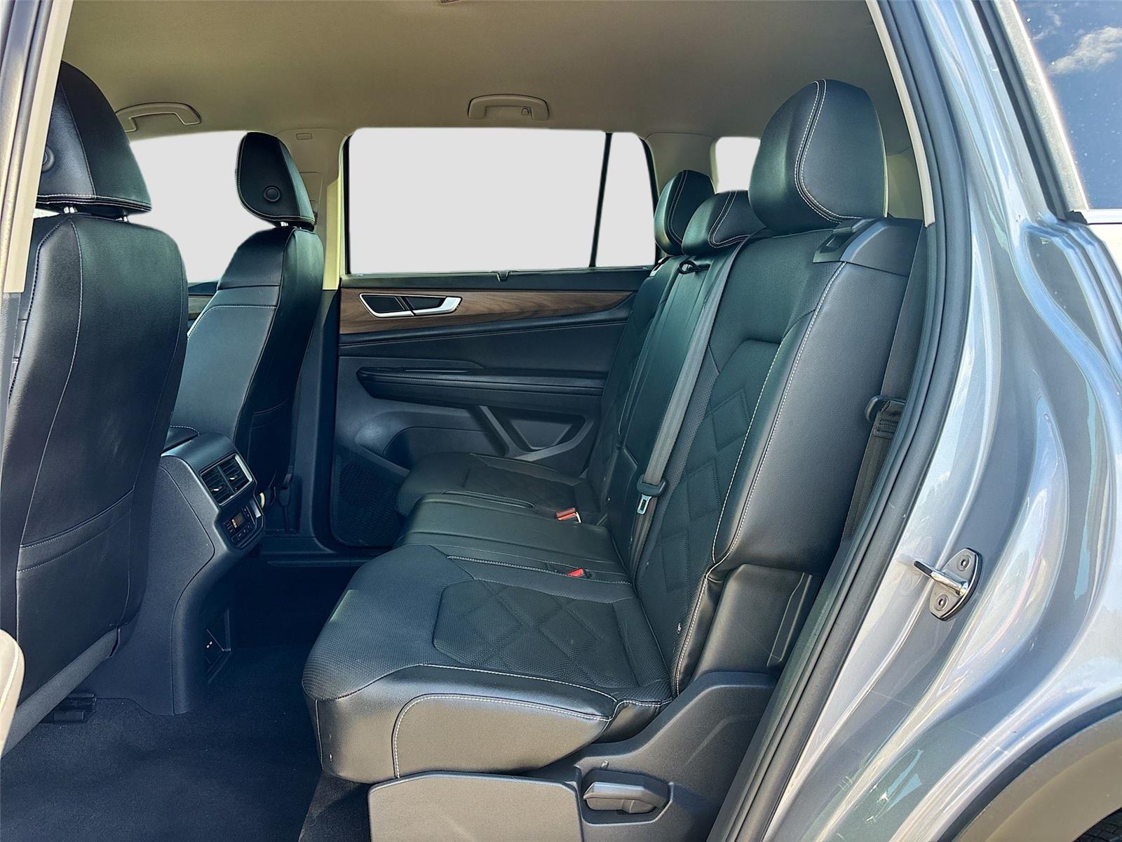 2025 Volkswagen Atlas 2.0T SE w/Technology